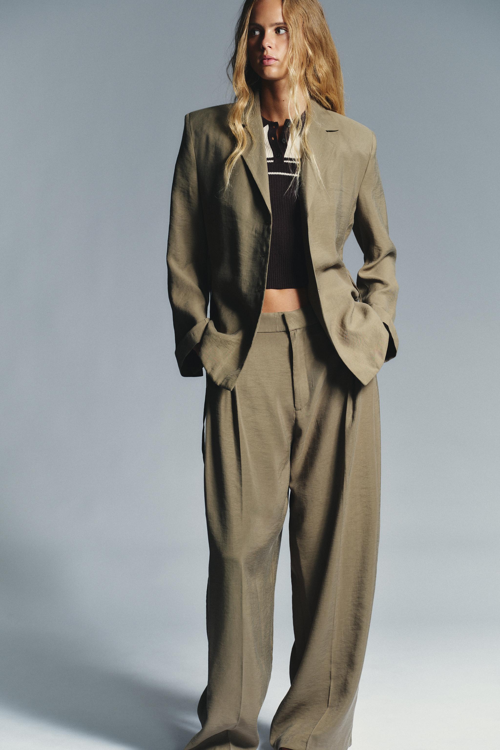 BLAZER WITH SHOULDER PADS AND THIN BELT