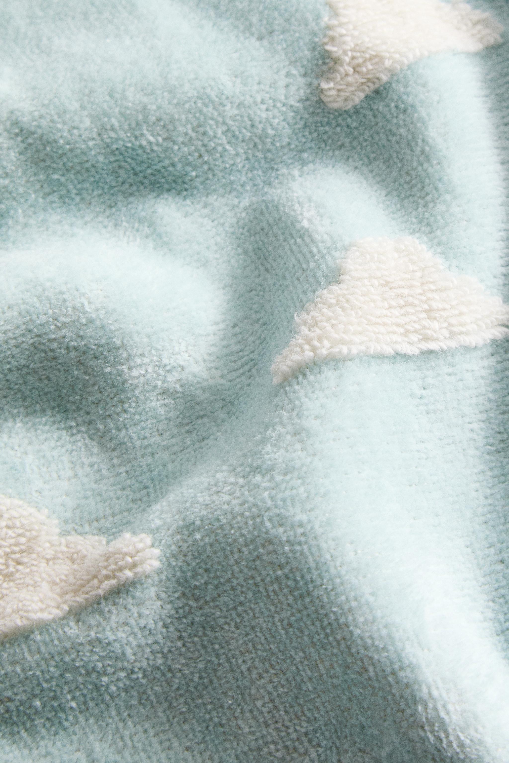 CHILDREN'S BATH TOWEL WITH CLOUDS