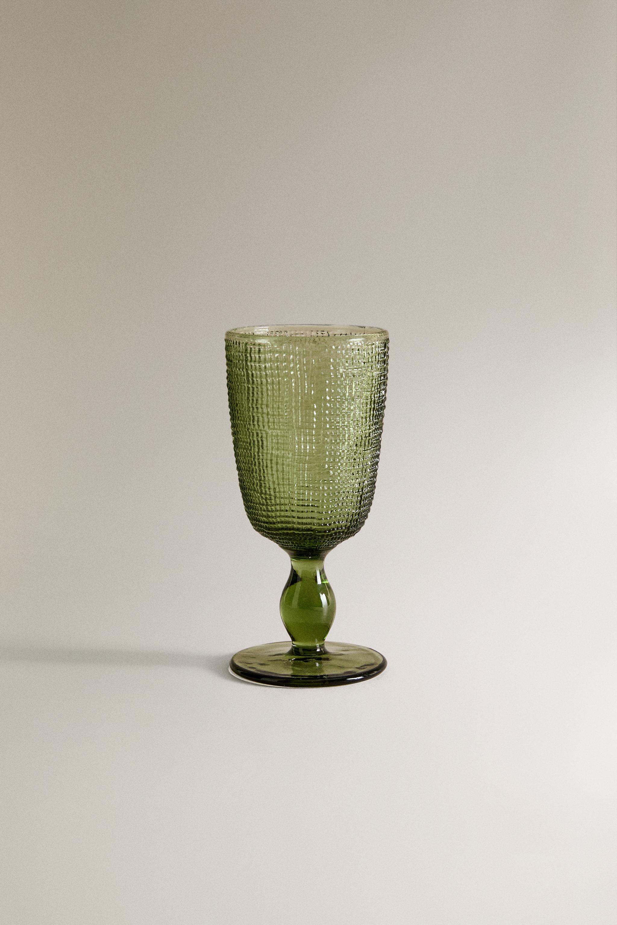 RAISED DESIGN WINE GLASS