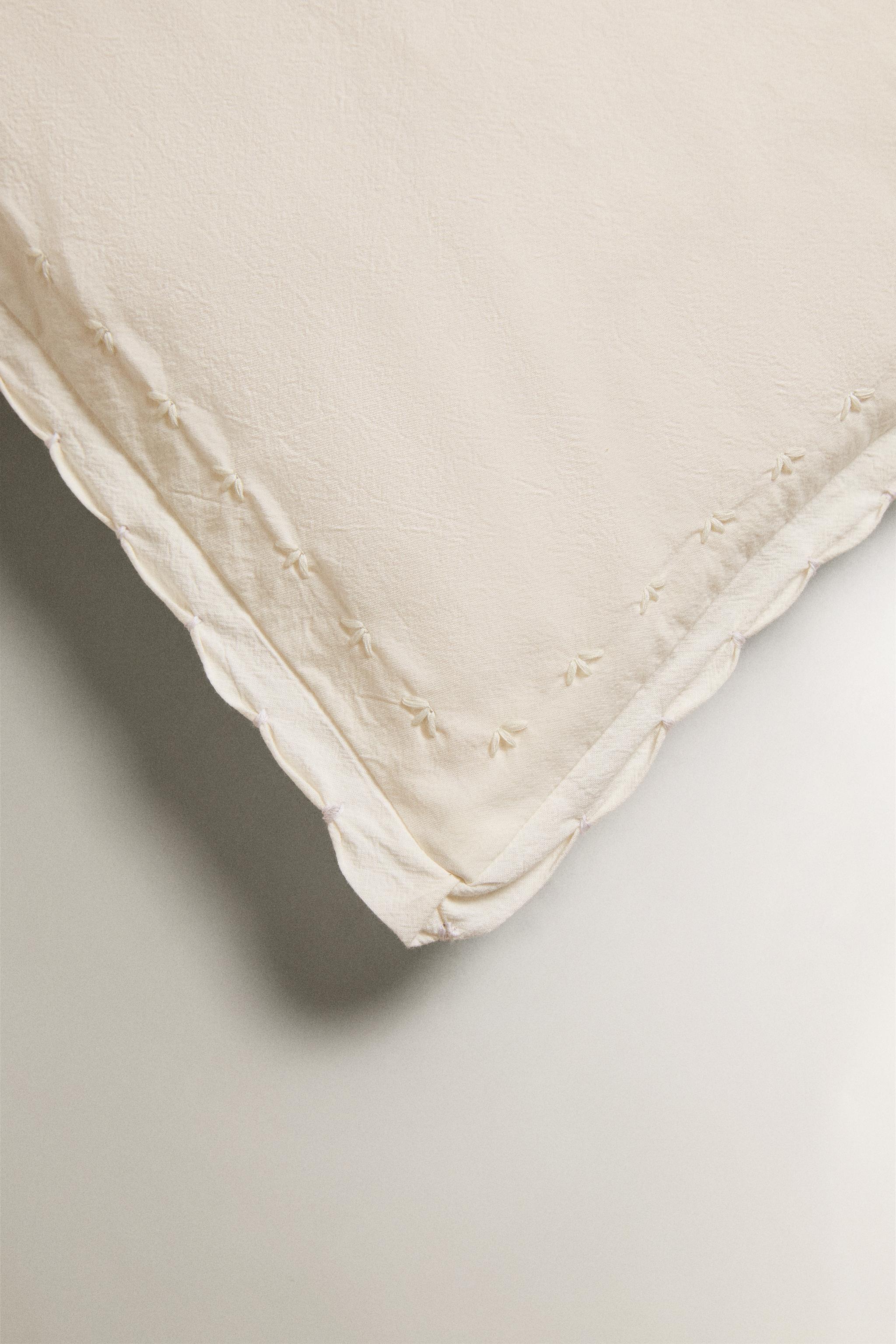 CHILDREN'S THROW PILLOW COVER WITH SCALLOPED EDGE