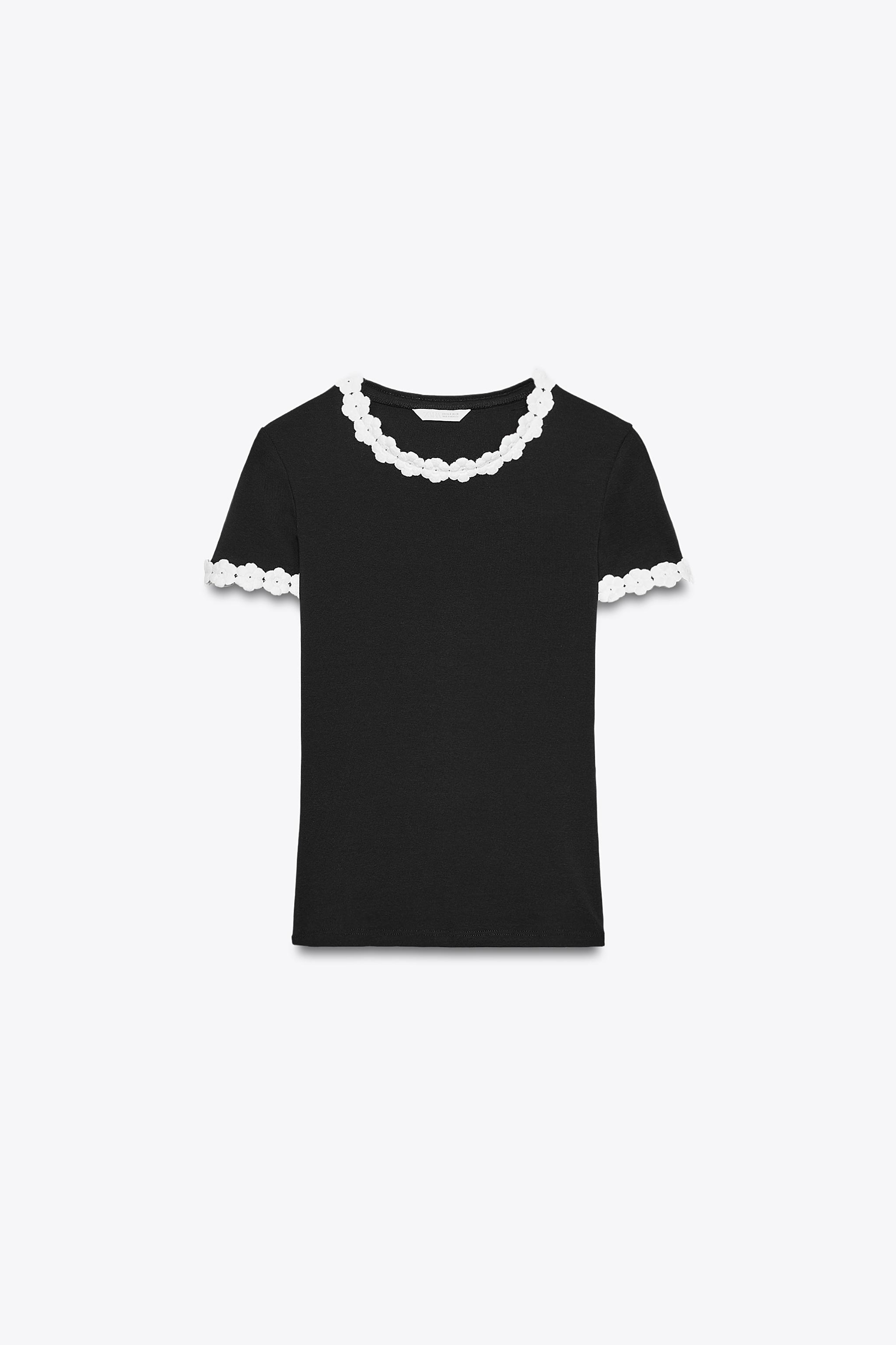 FLOWER TRIM T-SHIRT