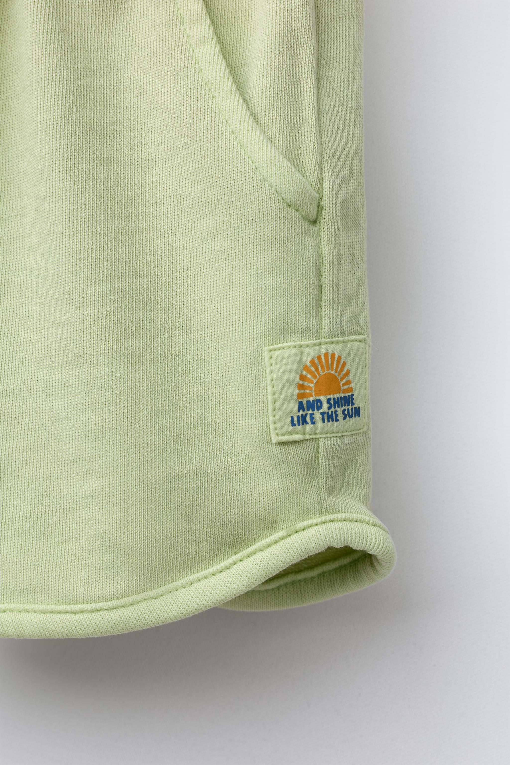 STRAIGHT GARMENT DYE LABEL PLUSH SHORTS