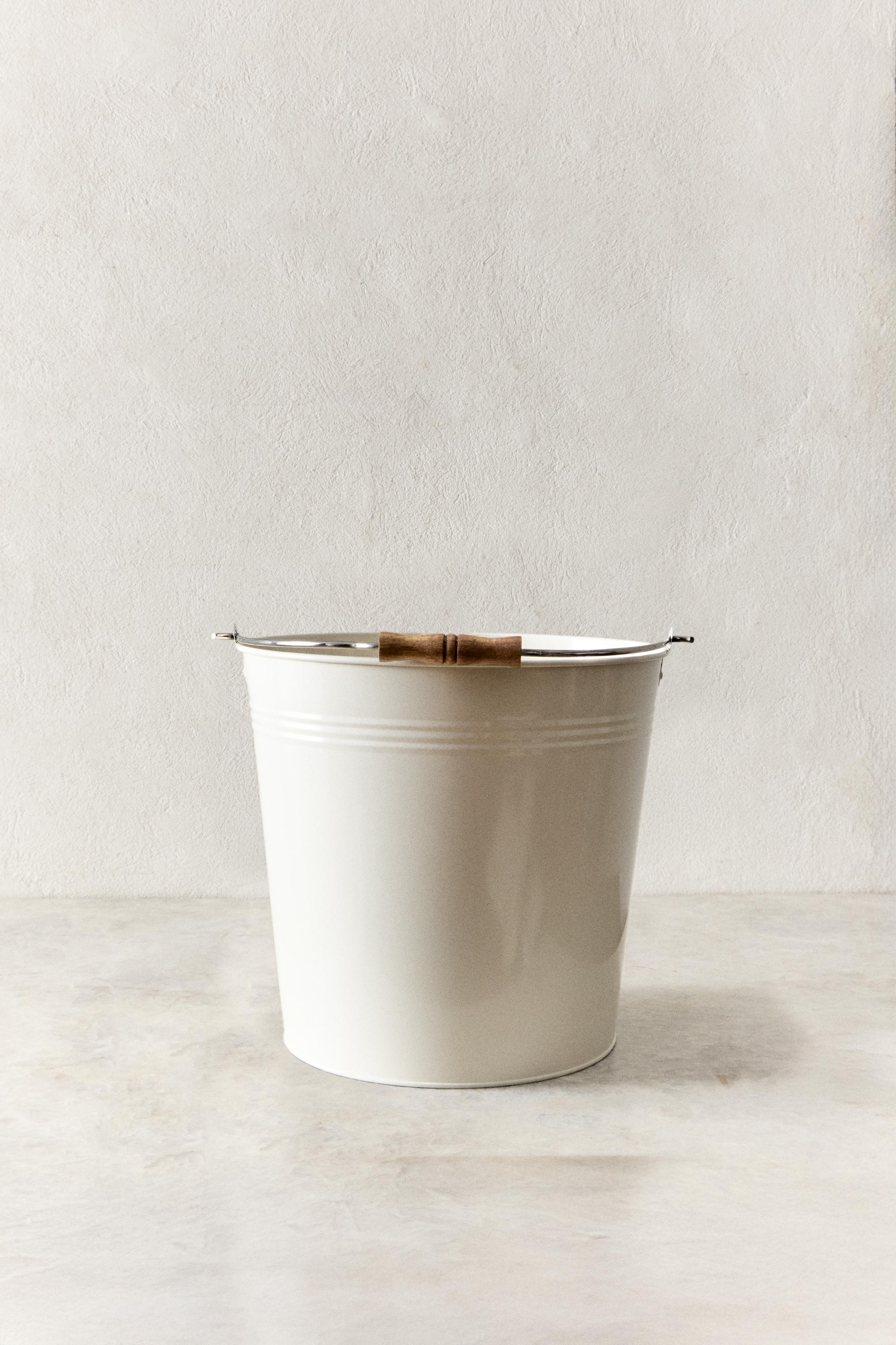 LACQUERED METAL TUB
