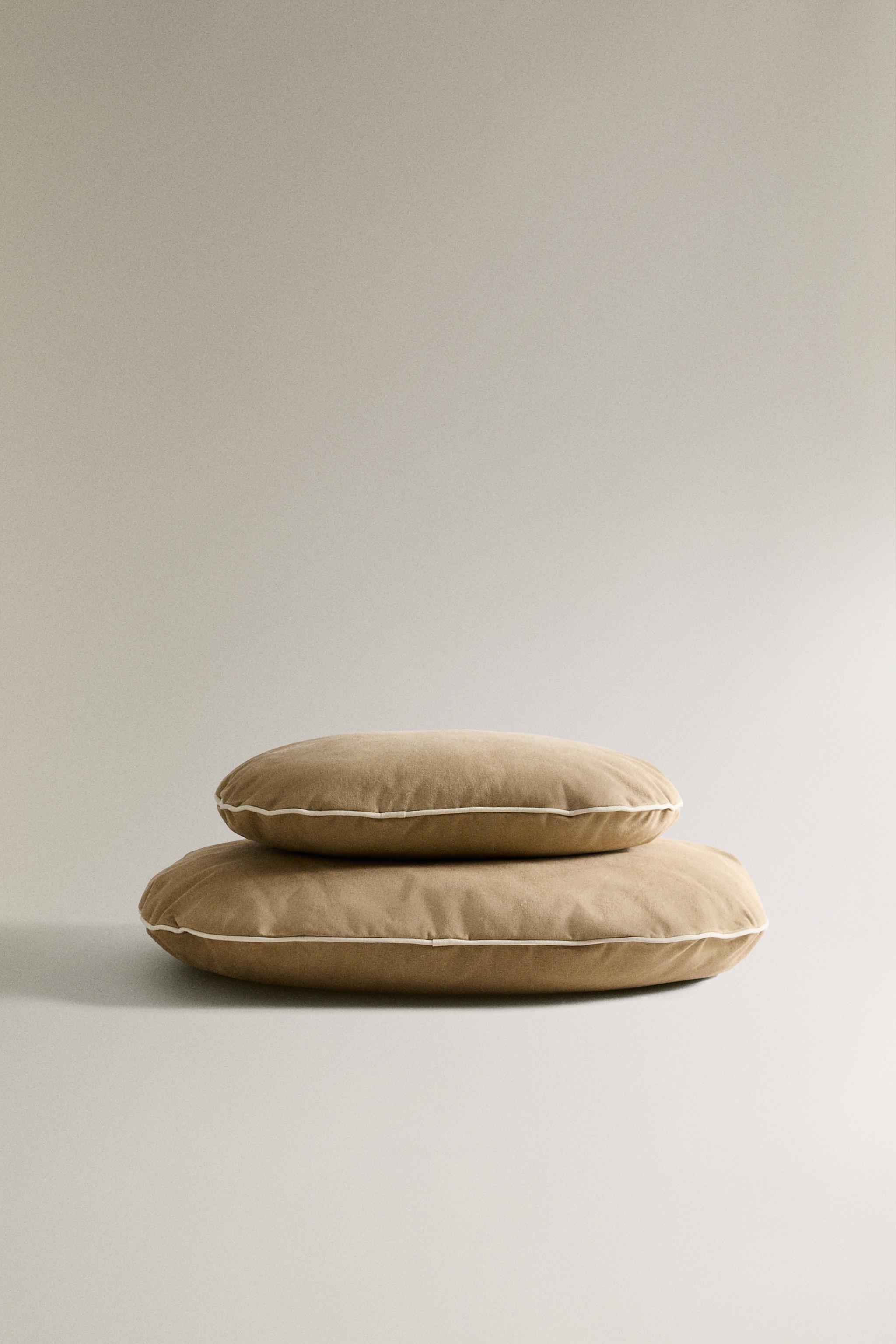 OVAL PET CUSHION WITH PIPING