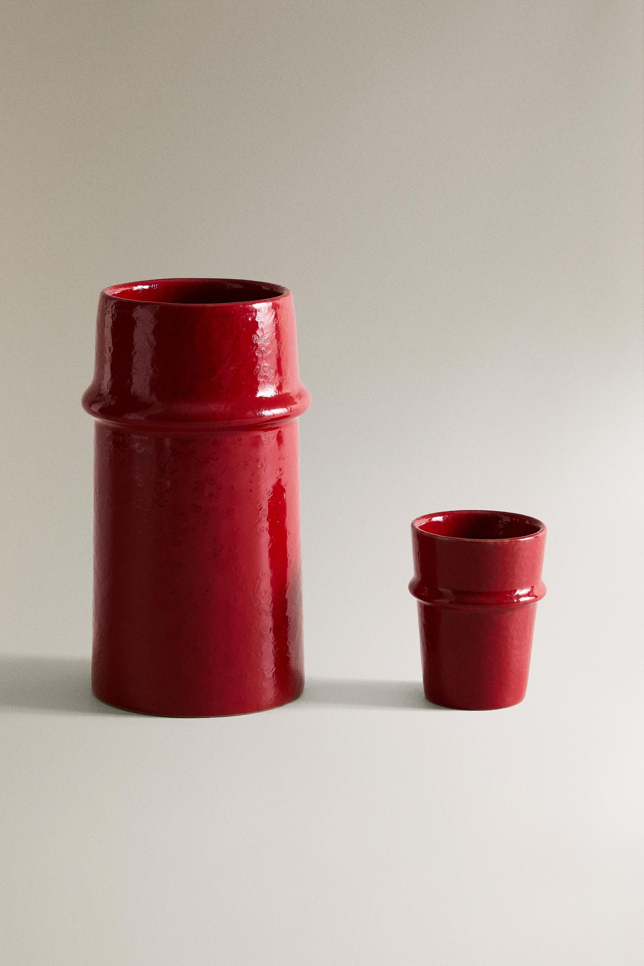 VASE WITH RAISED LACQUERED FINISH