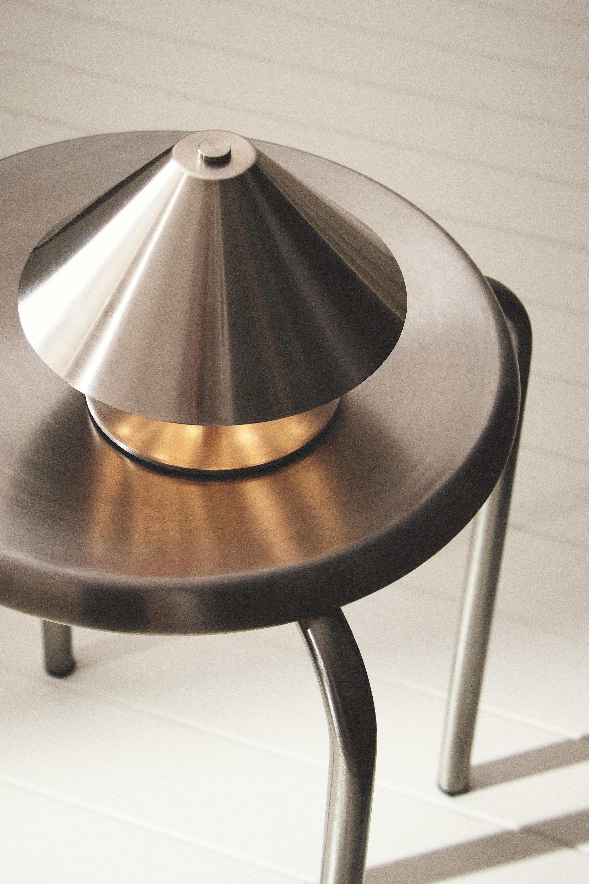 CORDLESS IRON TABLE LAMP