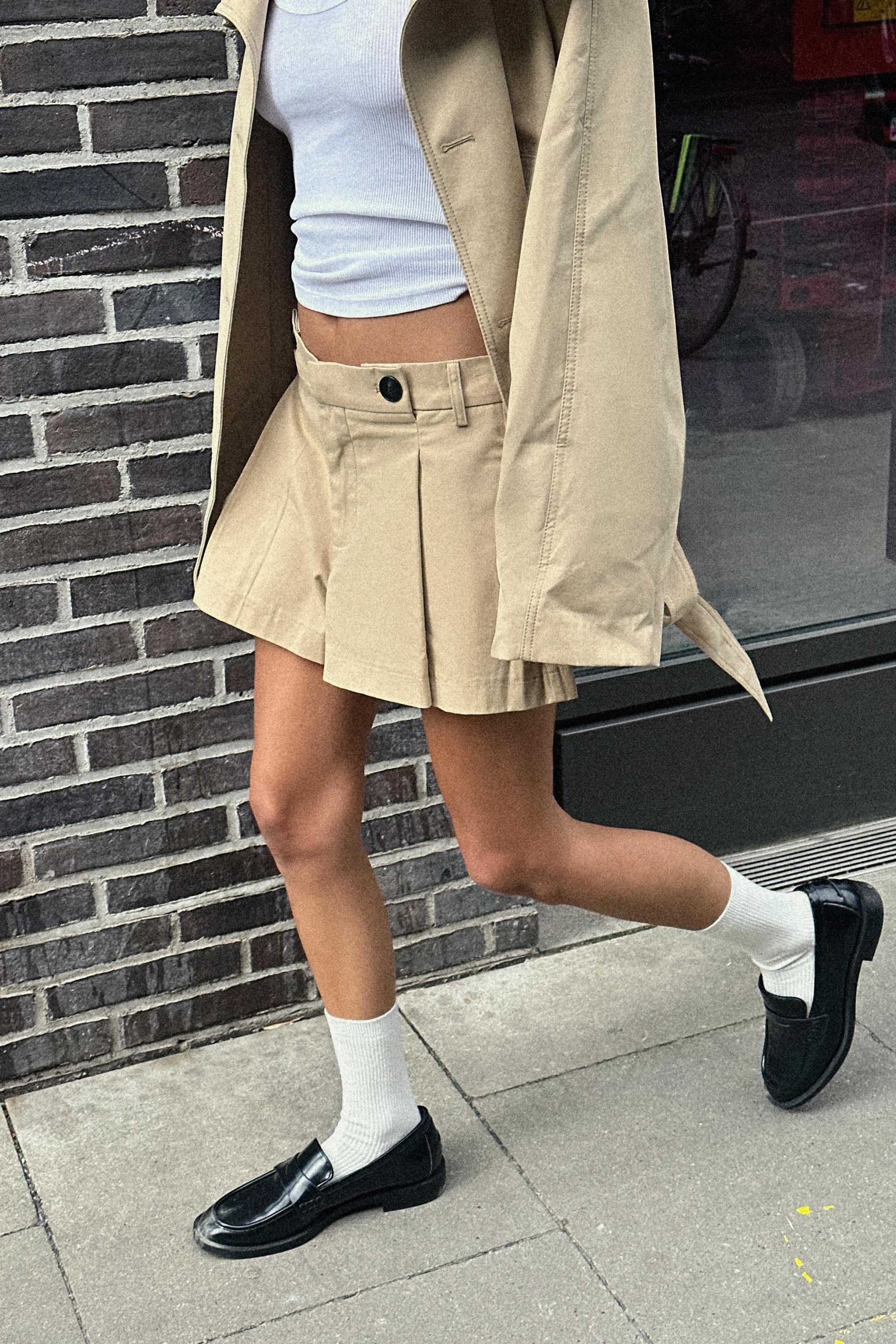 PLEATED SHORTS WITH BUTTONS