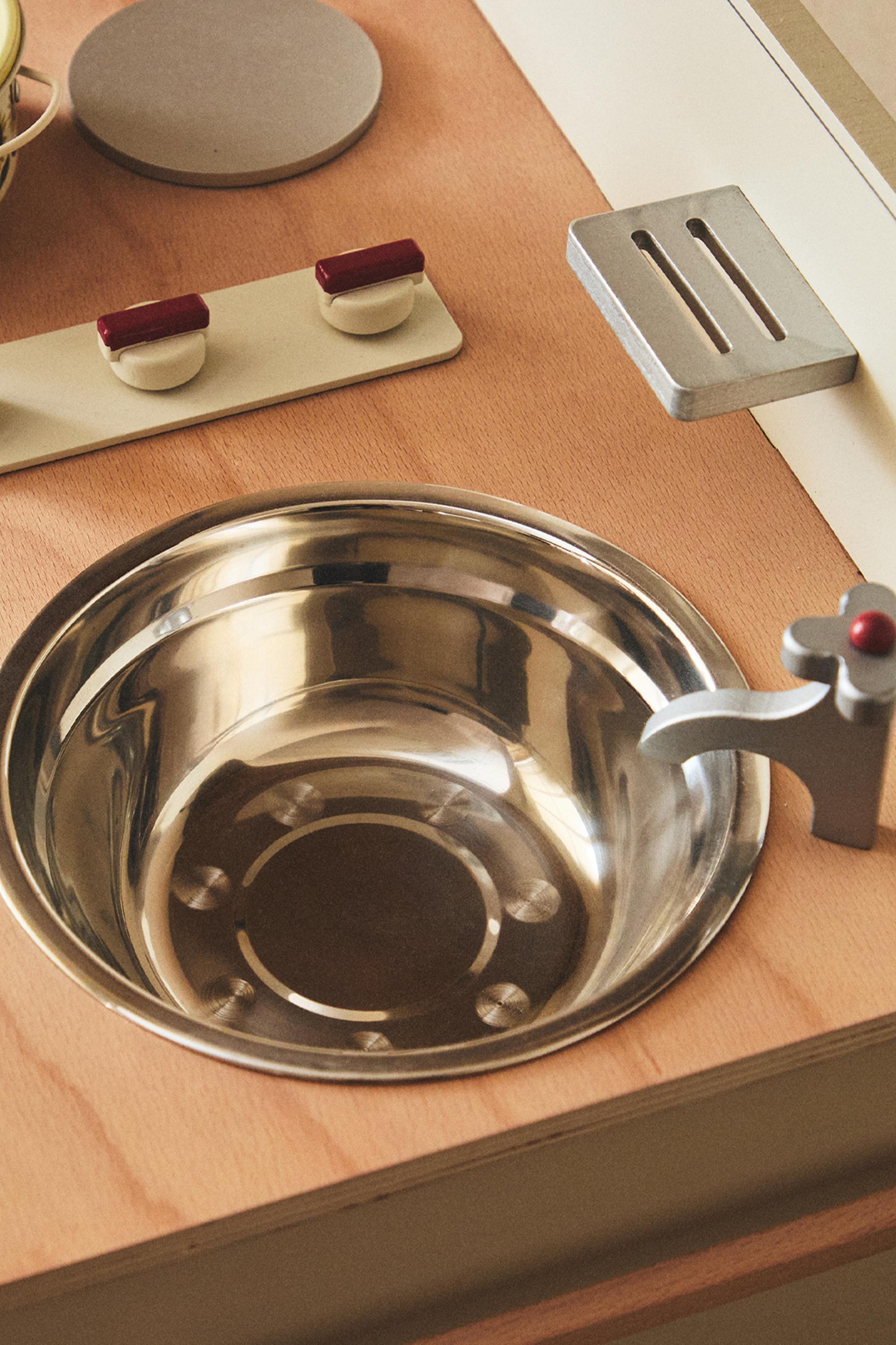 CHILDREN'S WOODEN PLAY KITCHEN