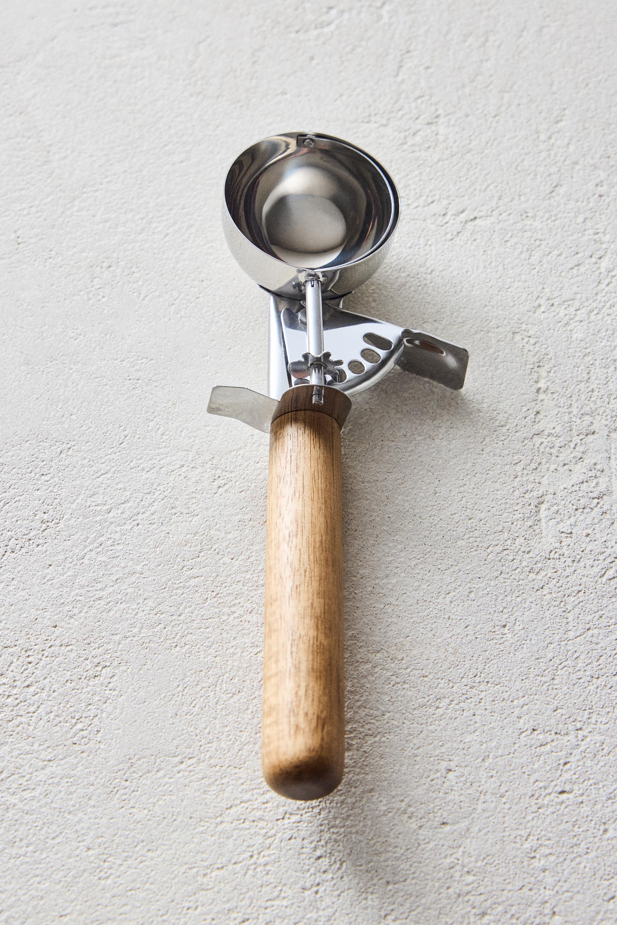 ICE-CREAM SCOOP WITH ACACIA WOOD HANDLE