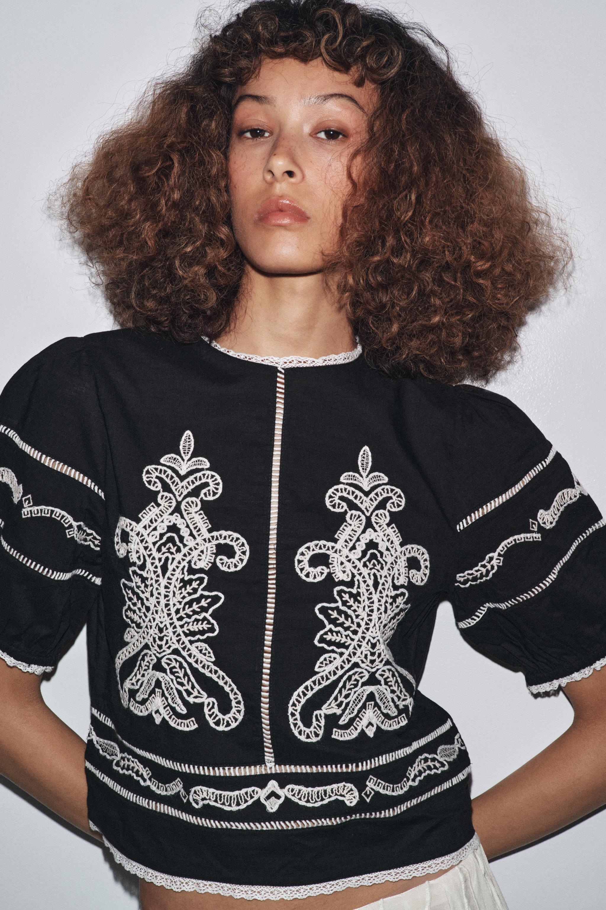 ZW COLLECTION CONTRAST EMBROIDERY BLOUSE