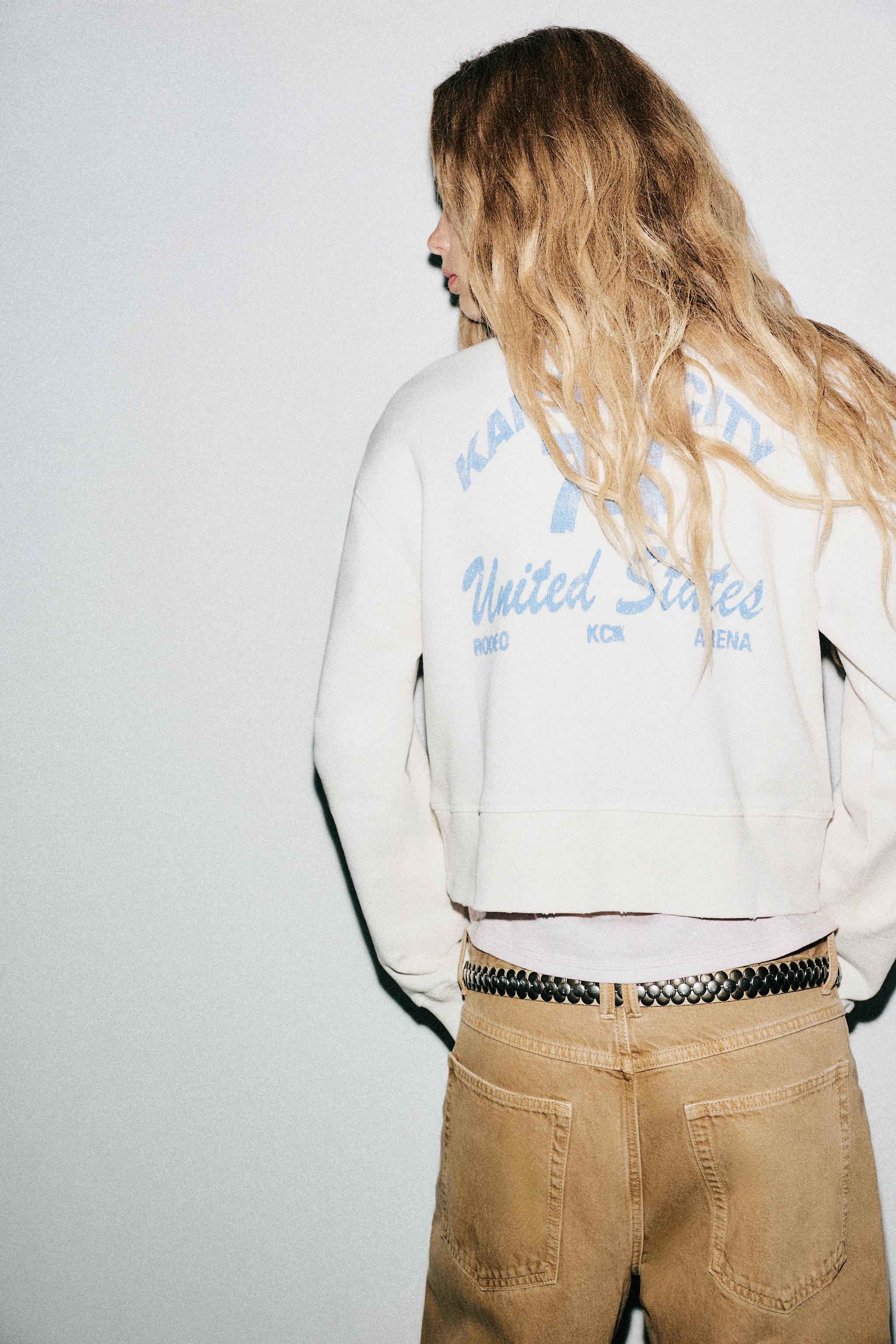 TEXT CROP SWEATSHIRT