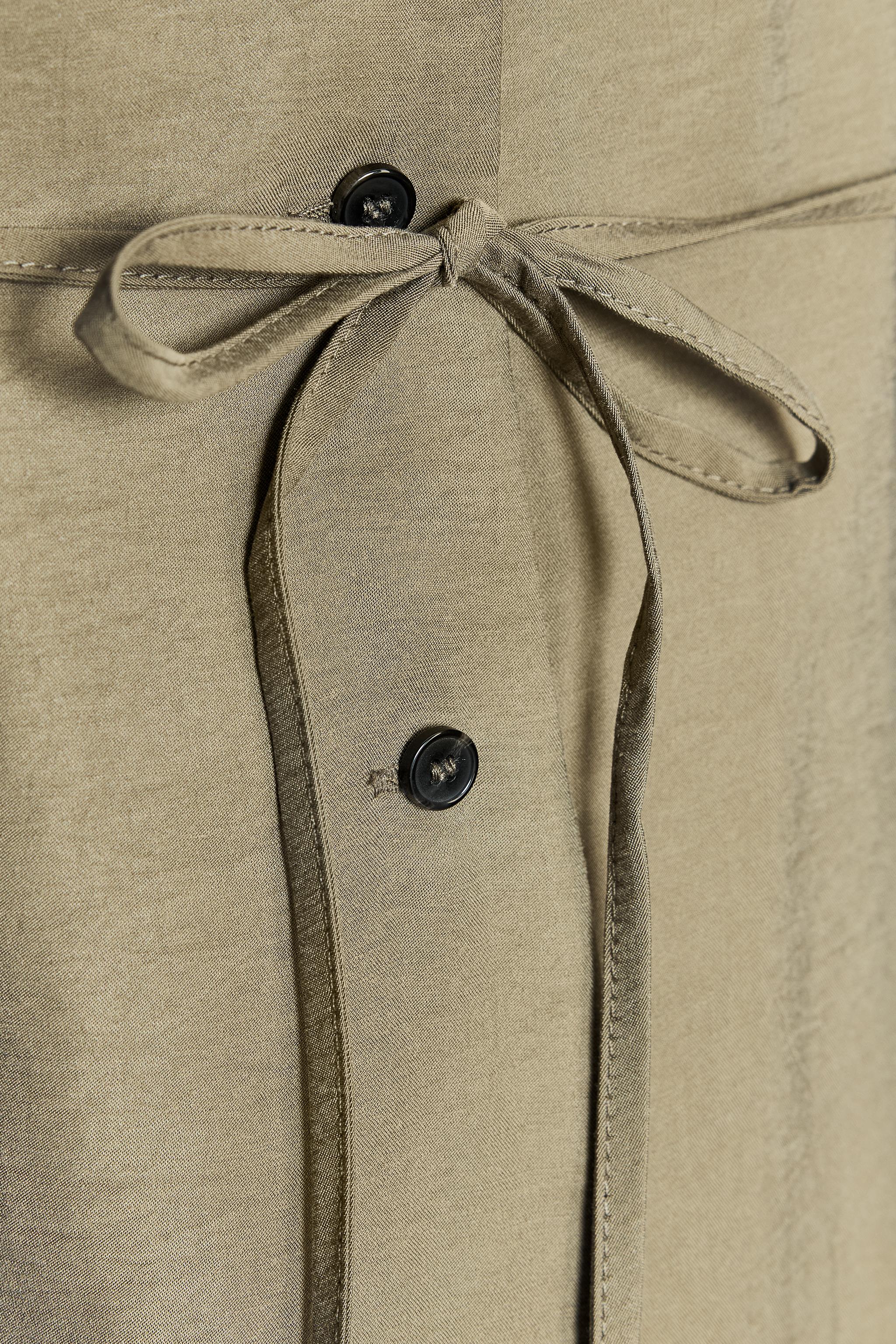 BLAZER WITH SHOULDER PADS AND THIN BELT