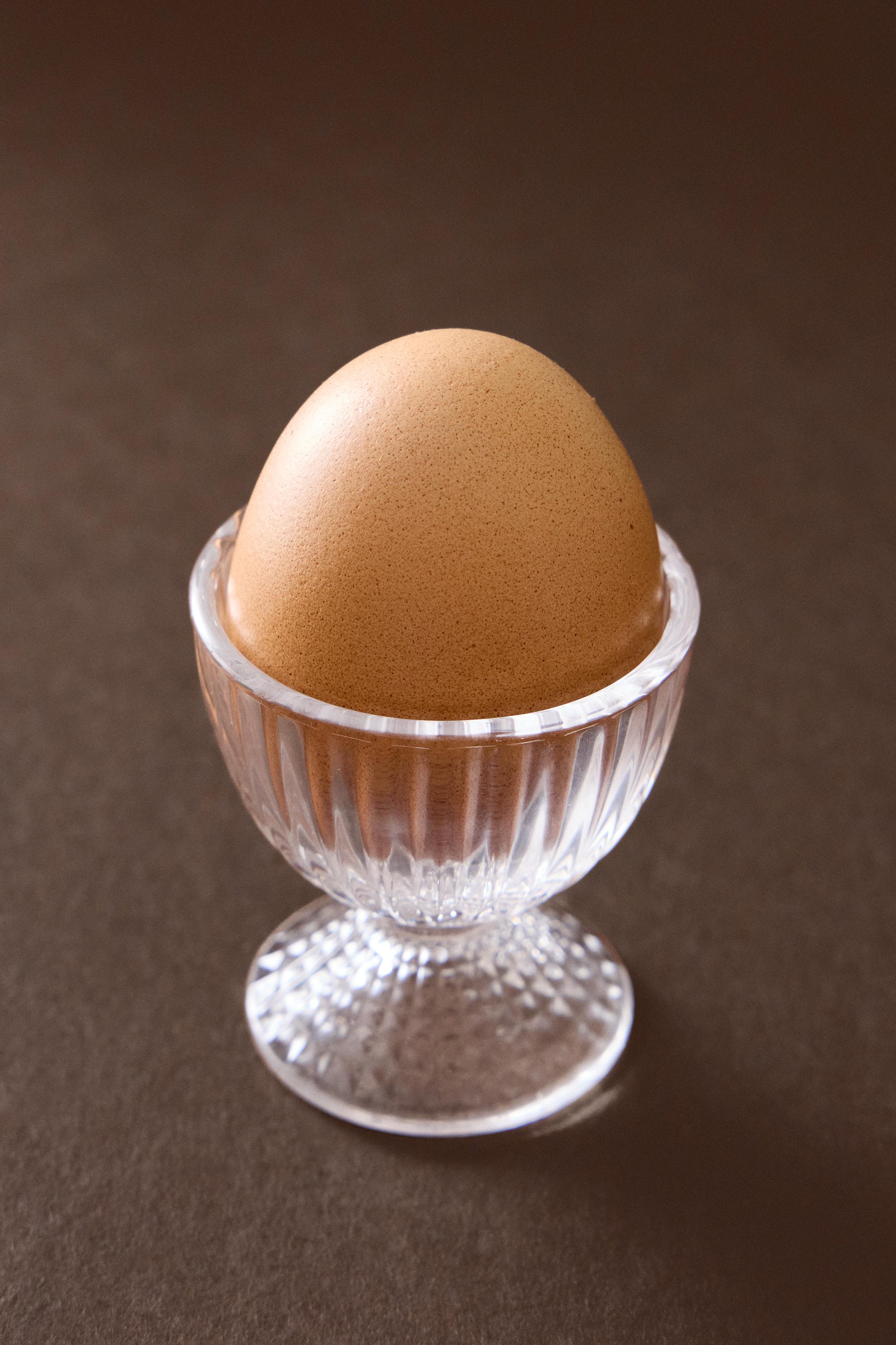 GLASS EGG CUP WITH A RAISED GEOMETRIC DESIGN