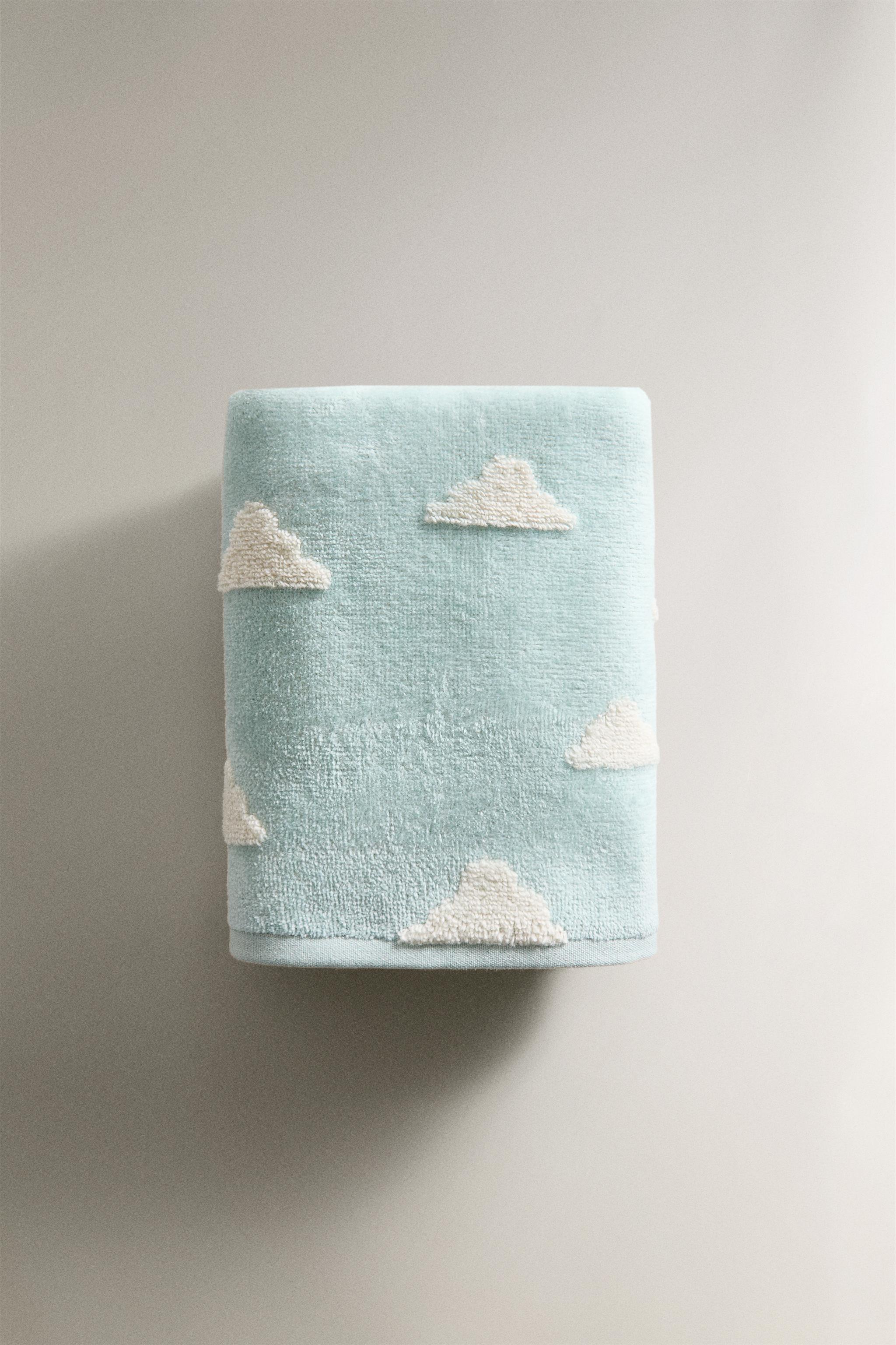 CHILDREN'S BATH TOWEL WITH CLOUDS