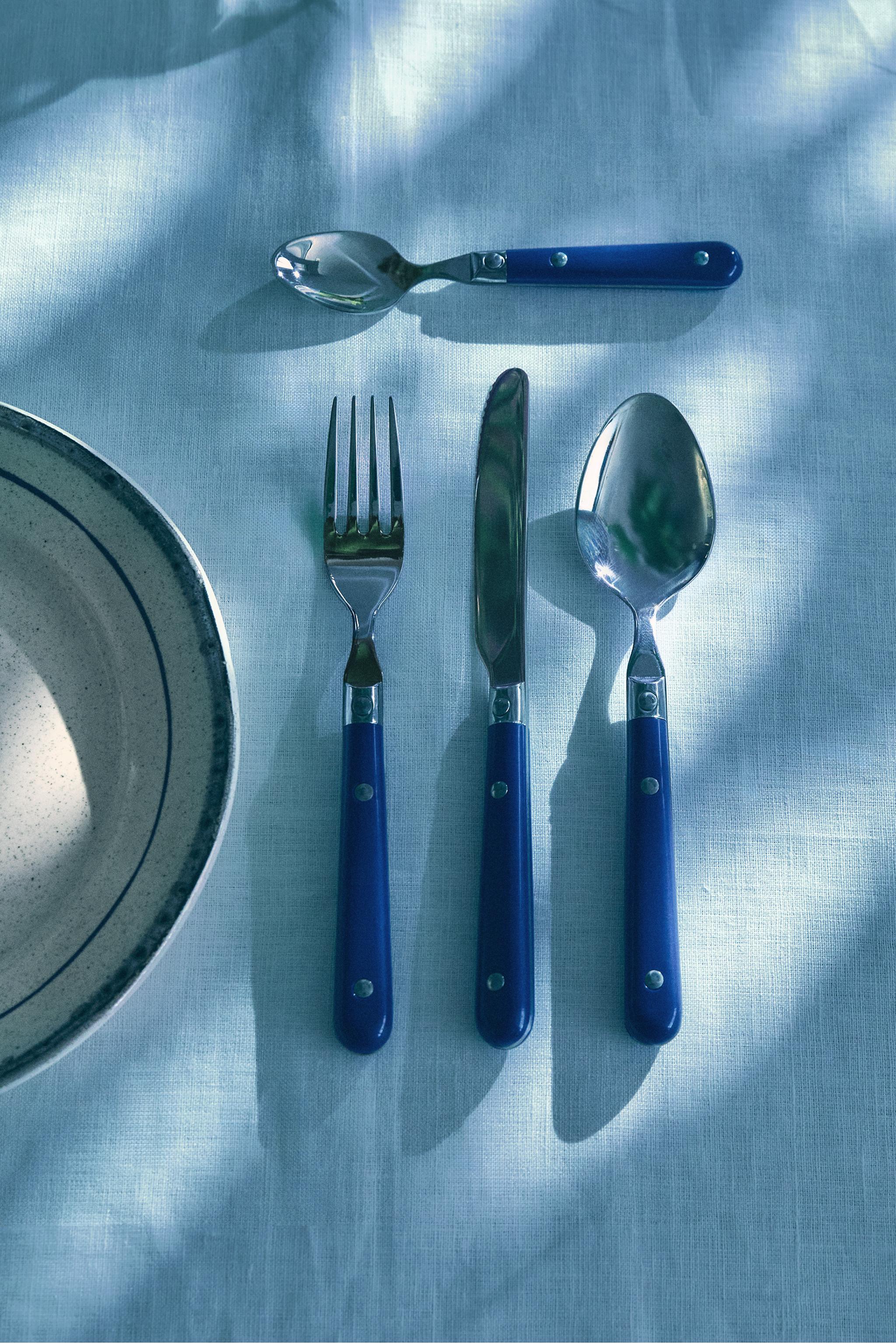 4-PIECE FLATWARE SET WITH A BLUE HANDLE