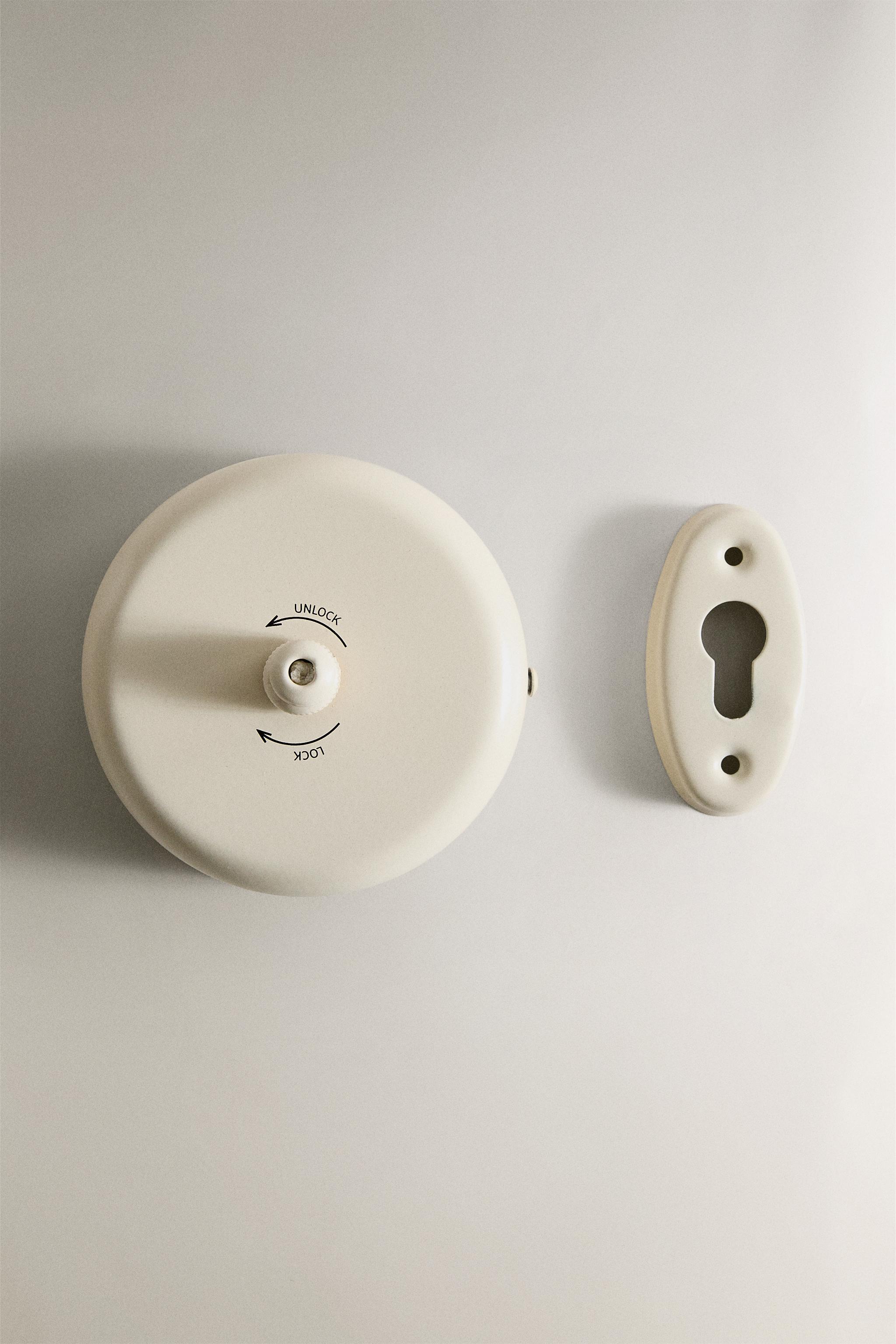 RETRACTABLE WALL CLOTHES LINE