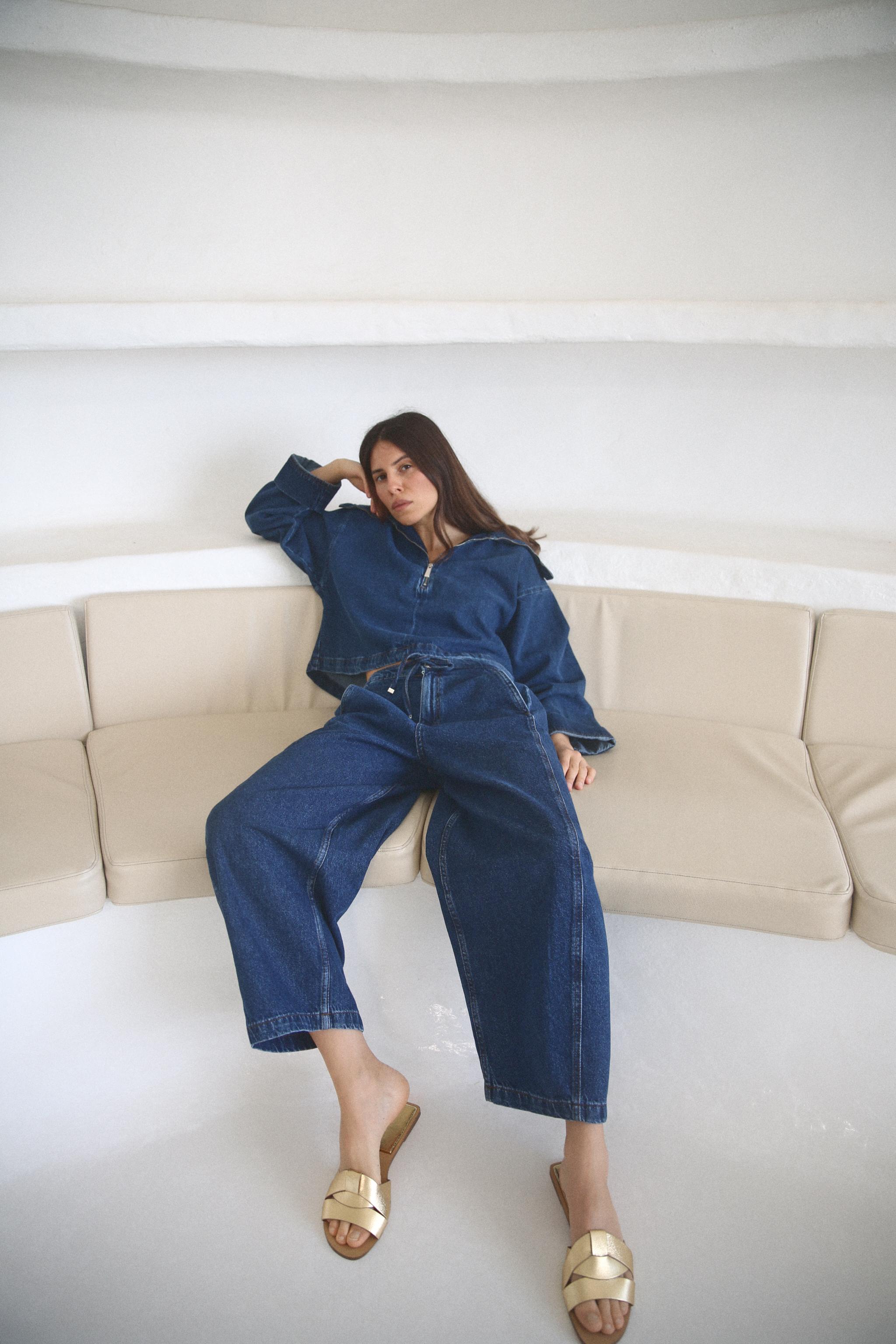 FLAT CROSSED LEATHER SANDALS