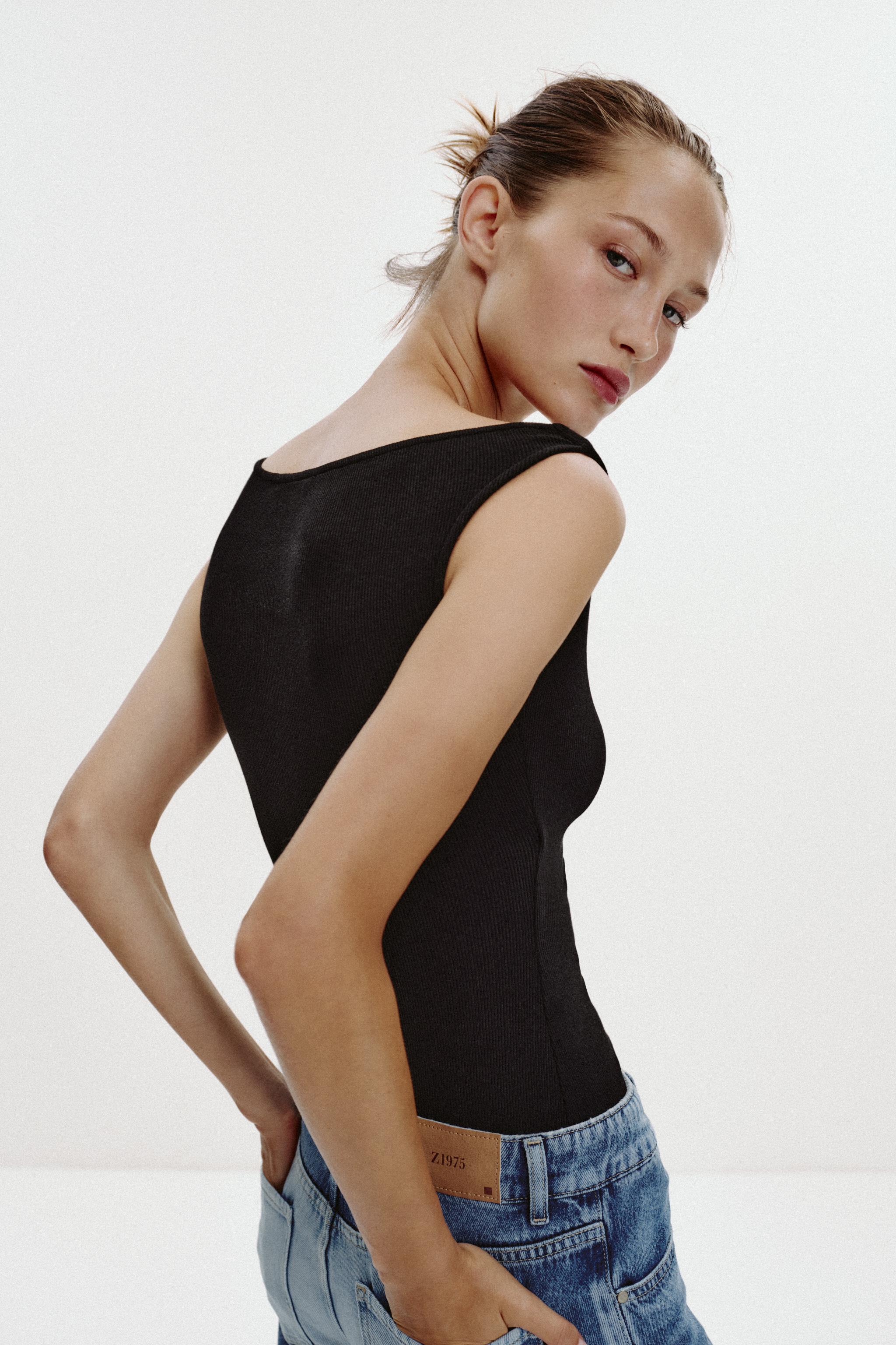 OFF-THE-SHOULDER RIBBED T-SHIRT