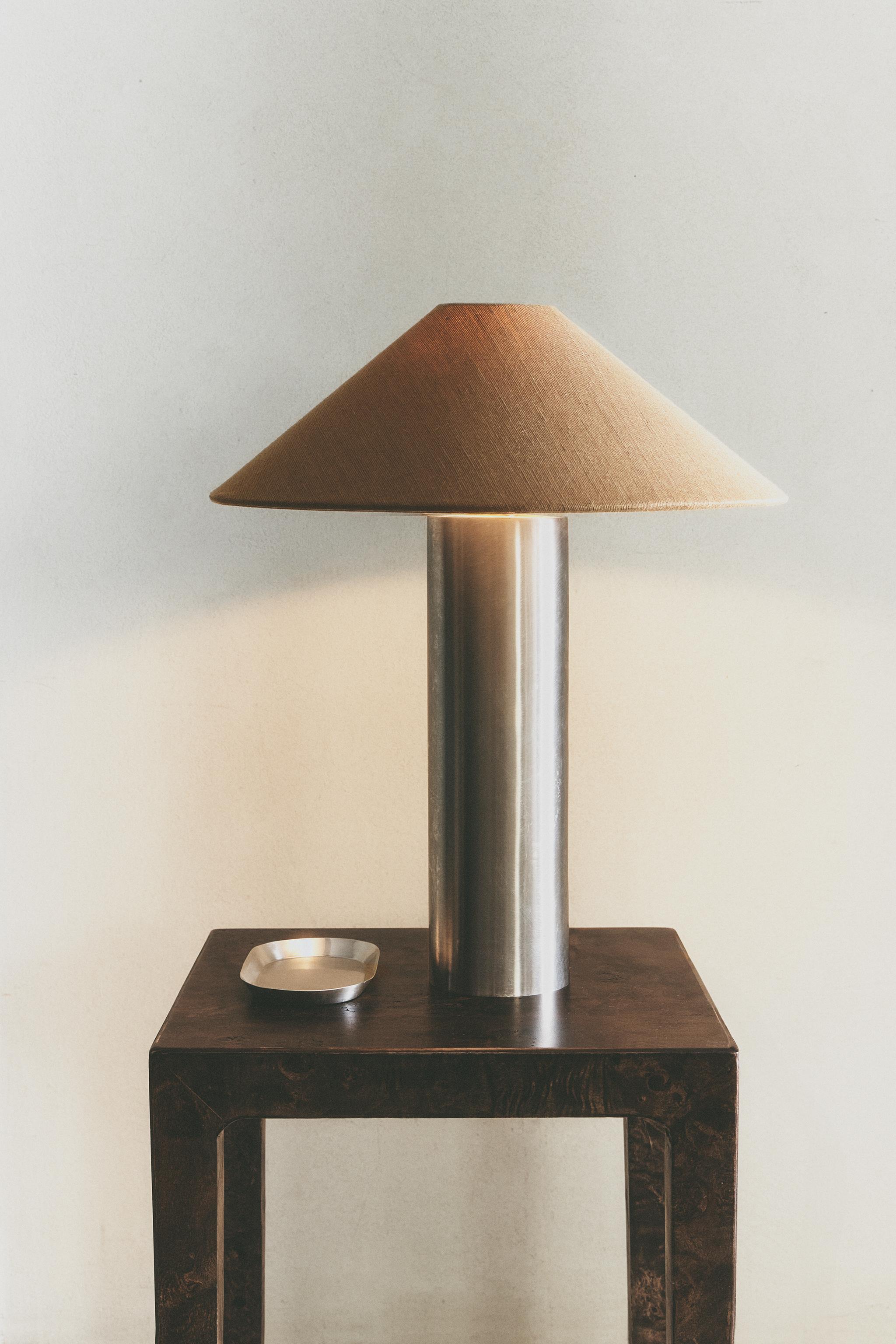 METAL BASE TABLE LAMP