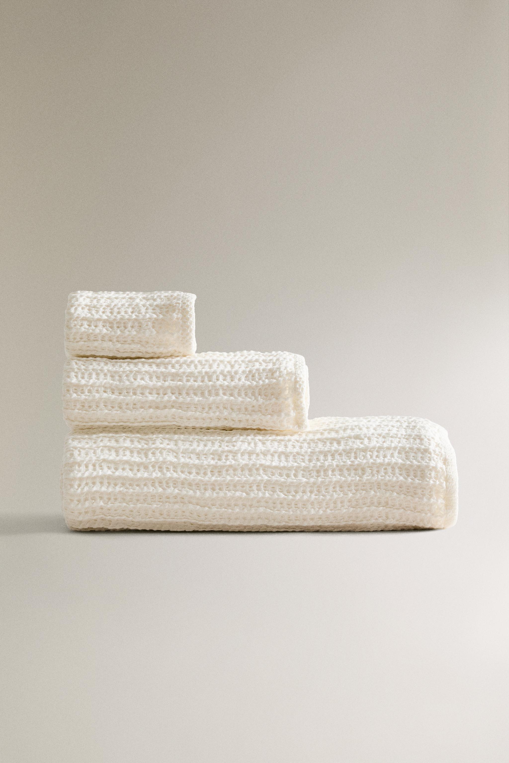 WAFFLE-KNIT BATH TOWEL WITH PLAIN BORDER