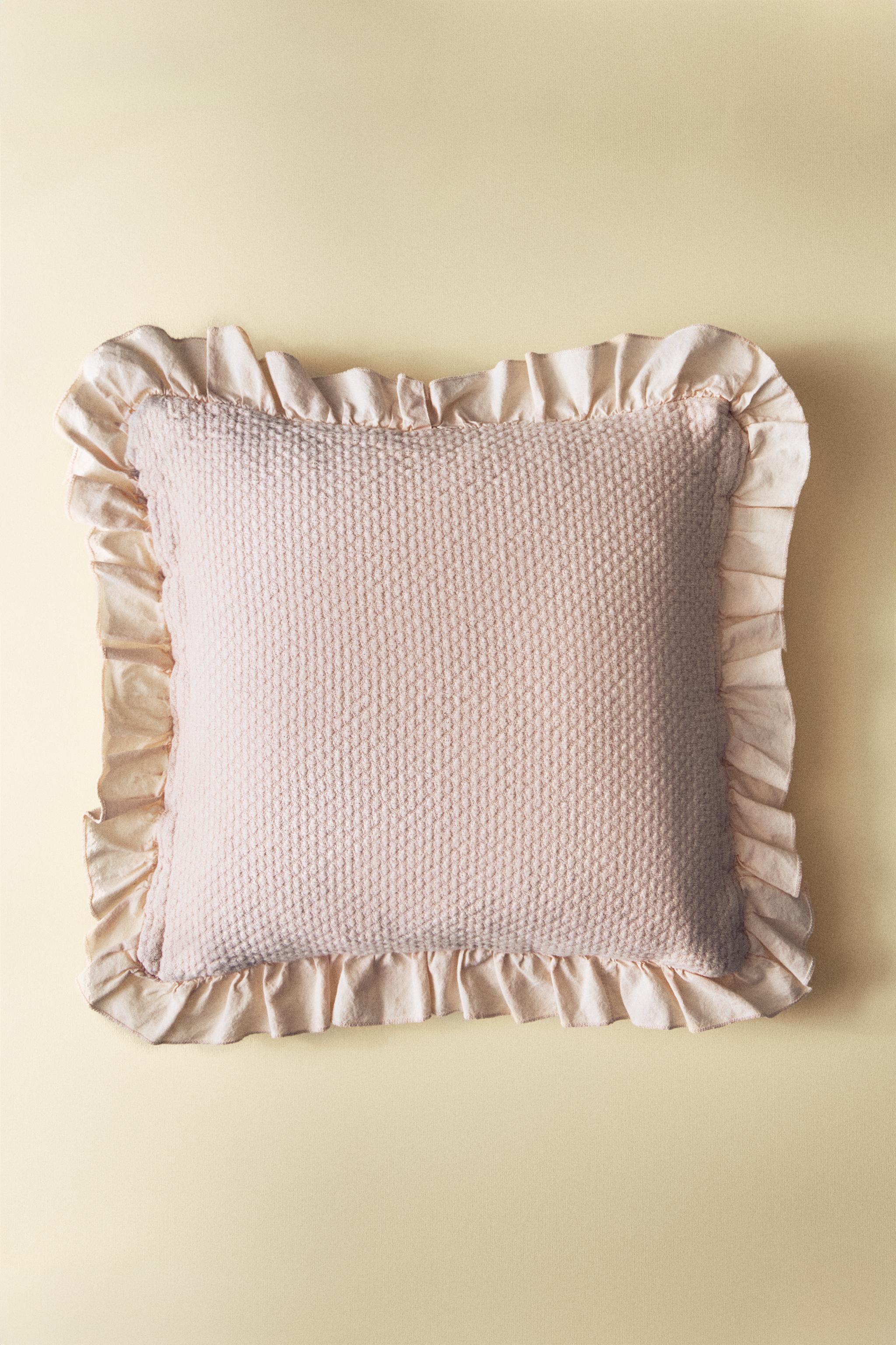 CHILDREN’S THROW PILLOW COVER WITH RUFFLES