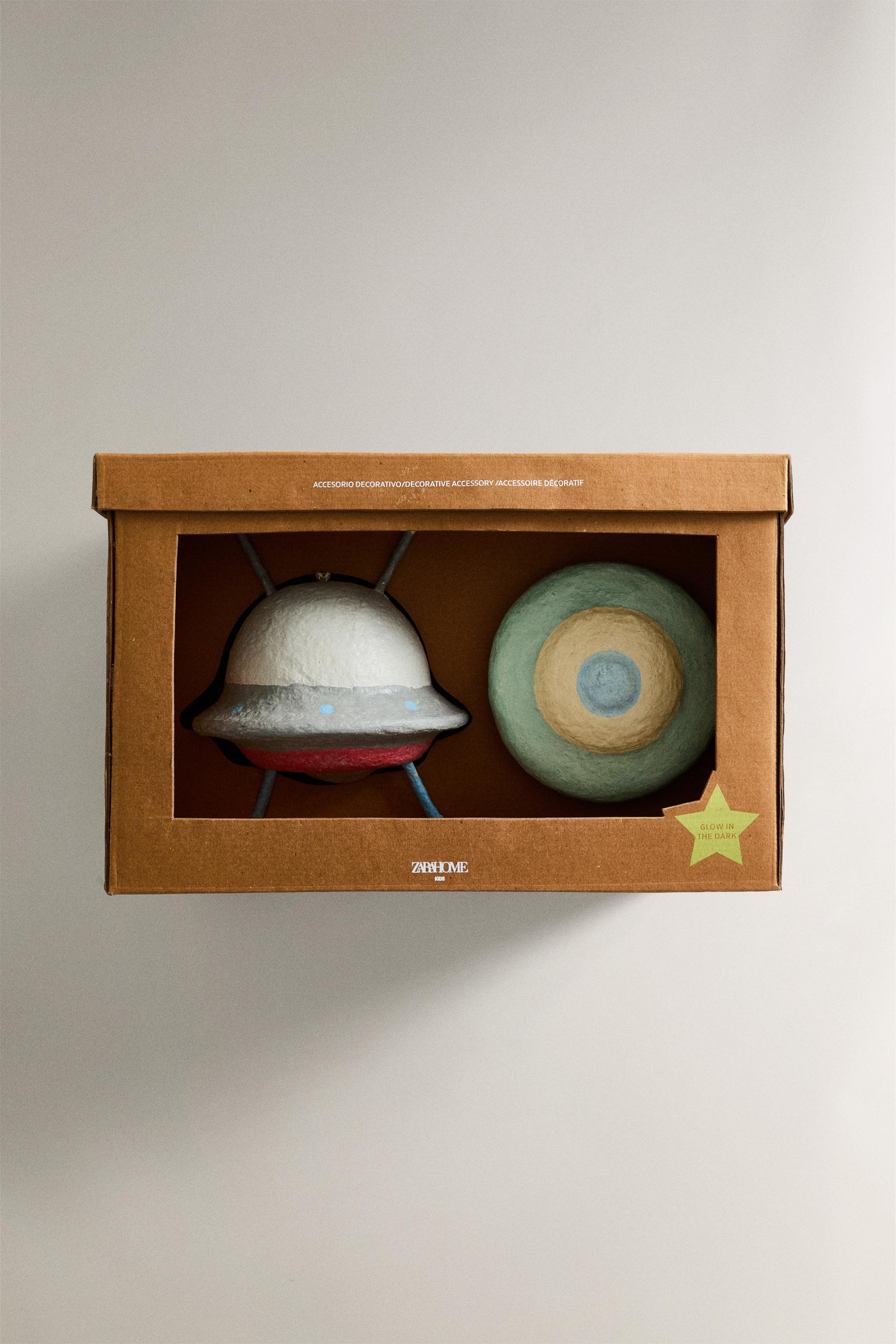 SET OF FLYING SAUCERS (SET OF 2)