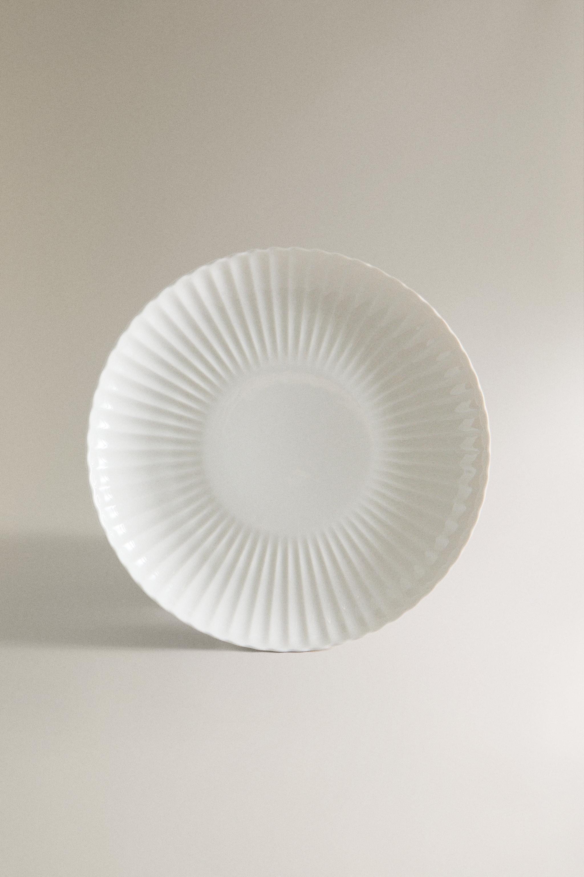 SCALLOPED PORCELAIN DINNER PLATE