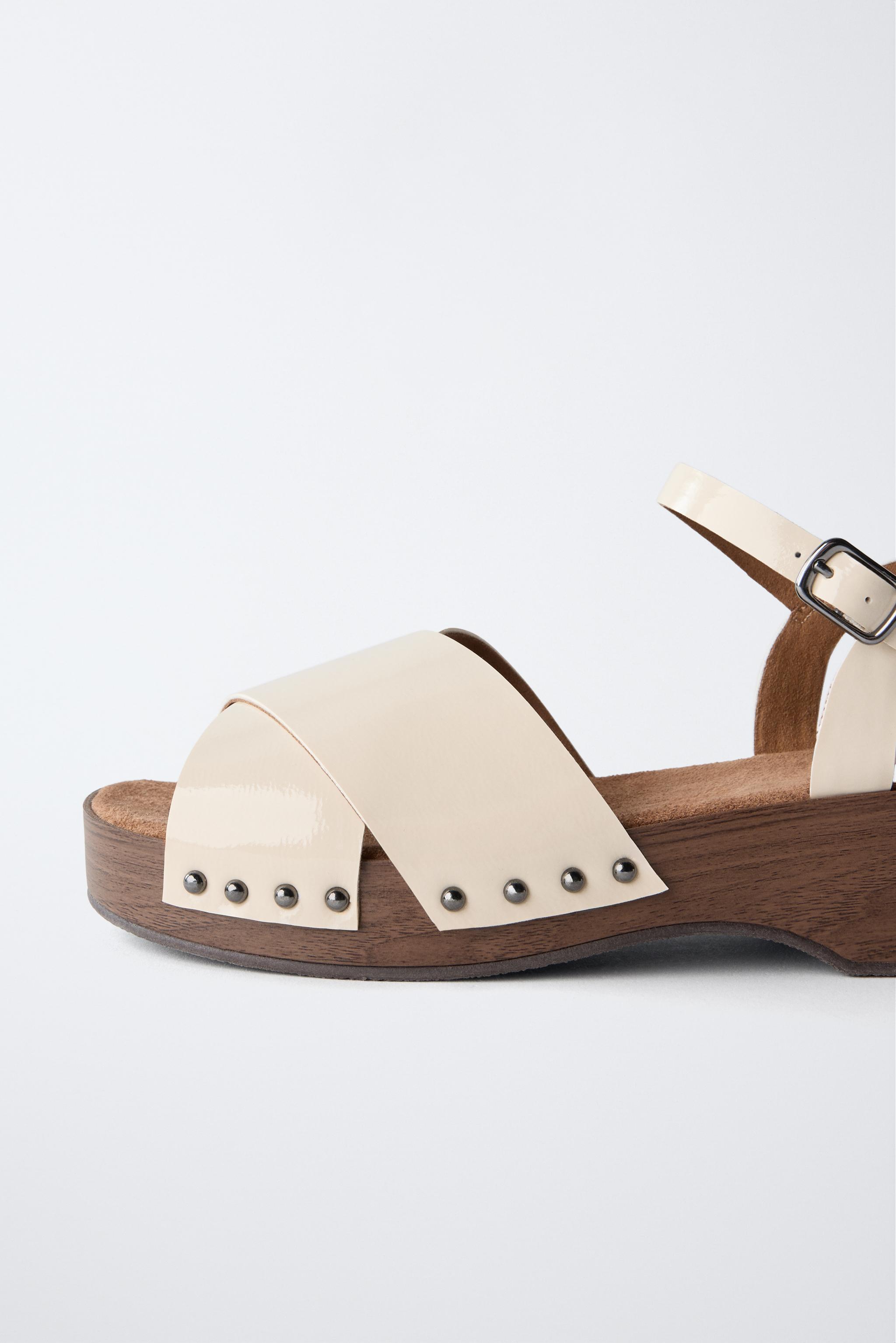 NEUTRAL PATENT-FINISH CLOGS