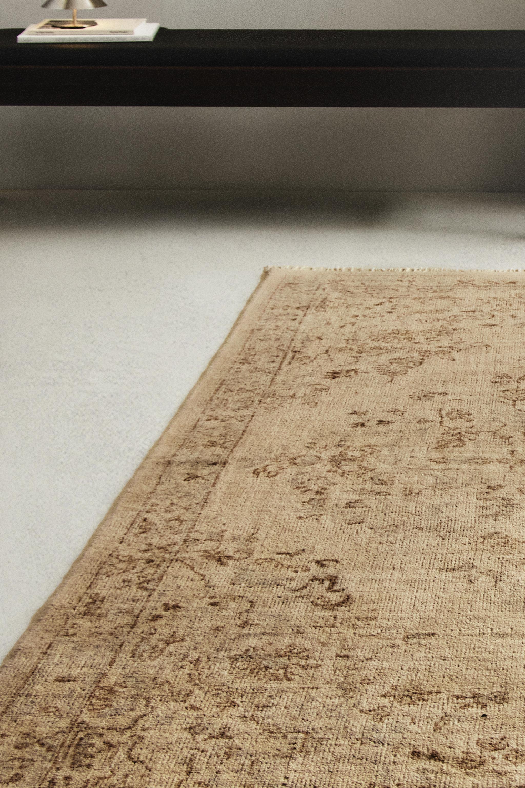 WOOL AREA RUG WITH A FLORAL PRINT