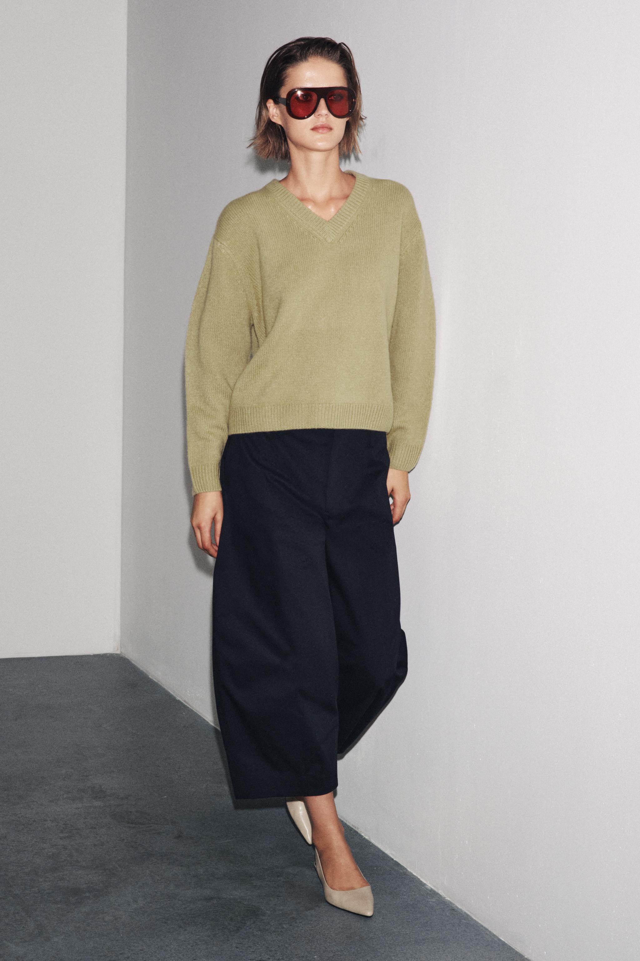 100% WOOL BASIC KNIT V-NECK SWEATER