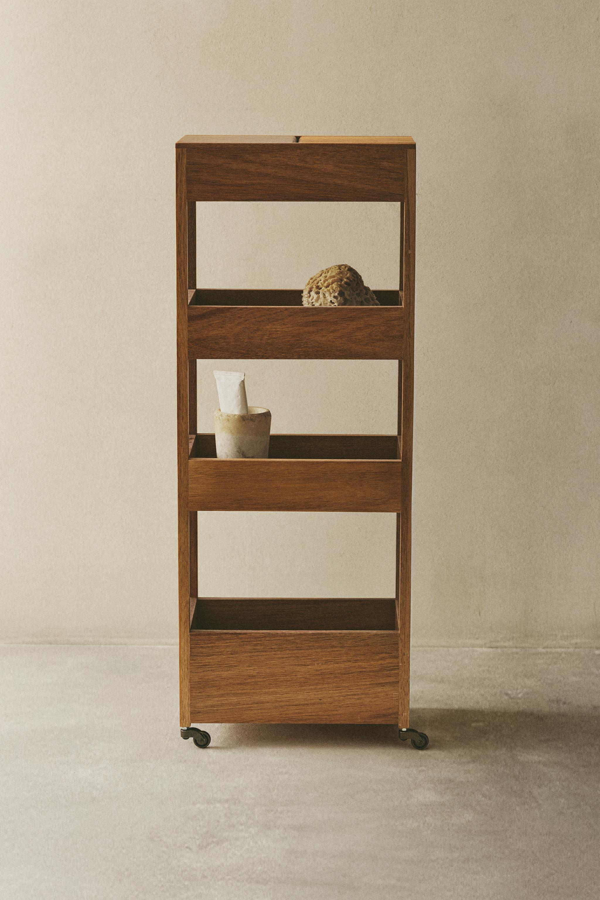 STORAGE UNIT WITH WHEELS