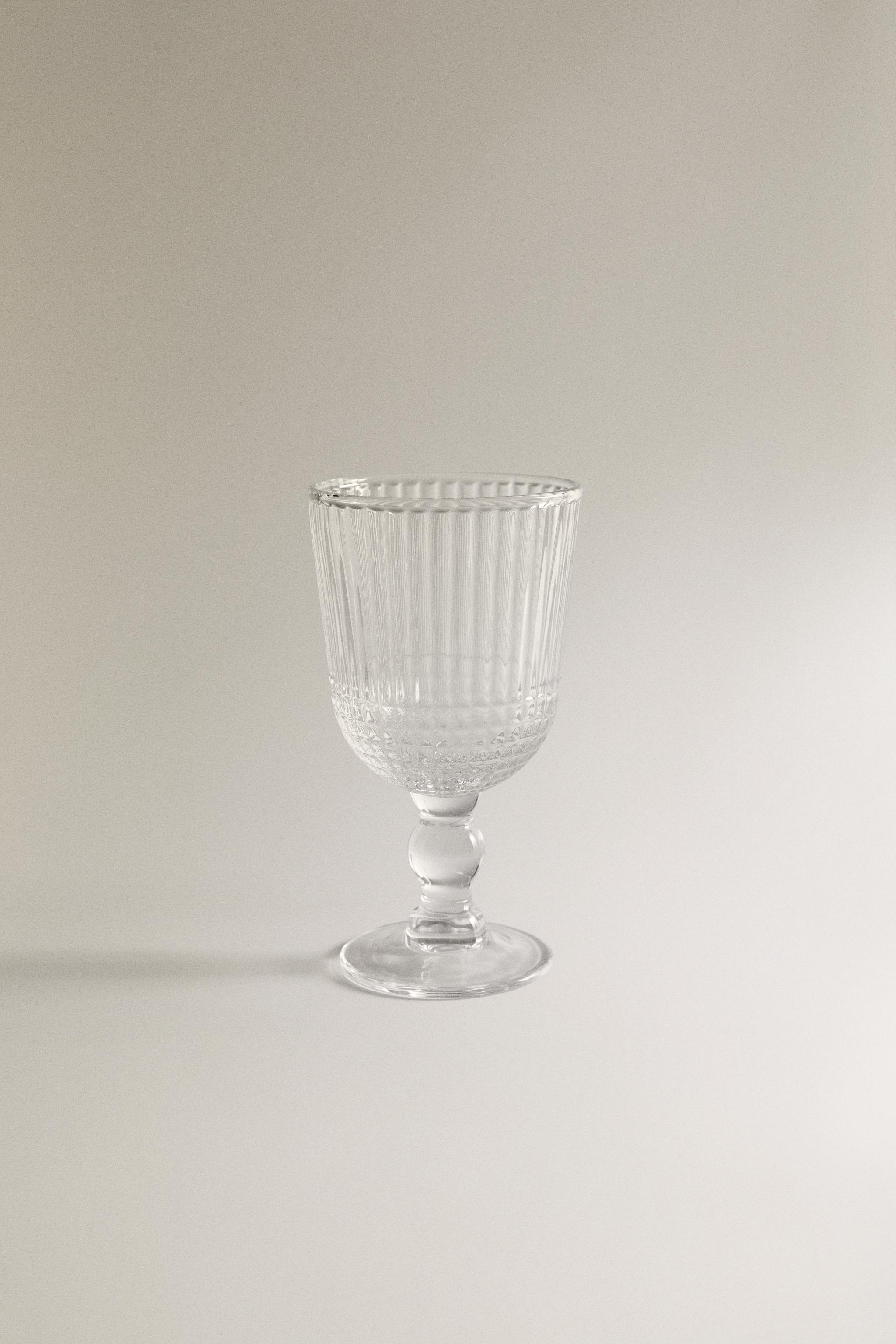 WINE GLASS WITH RAISED GEOMETRIC DESIGN