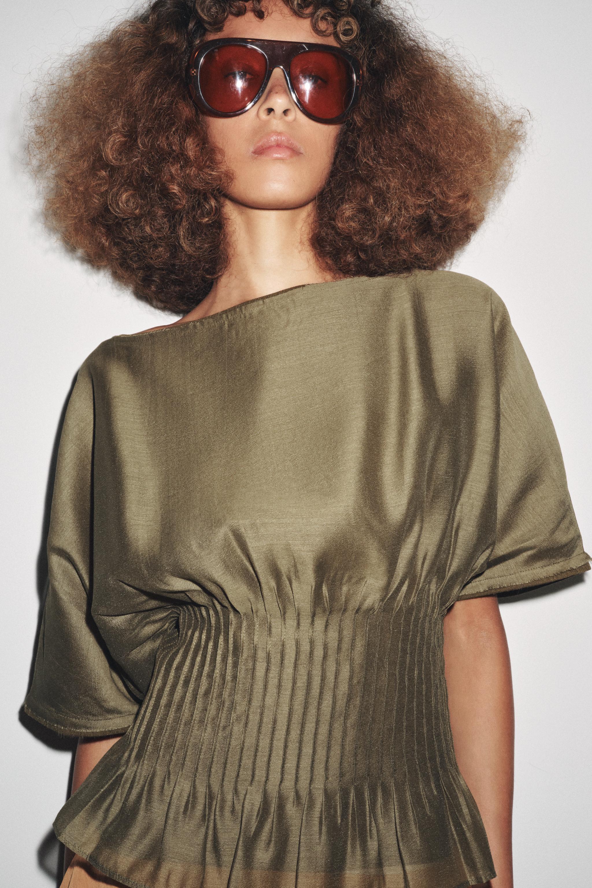 PLEATED WAIST MIXED KNIT BLOUSE