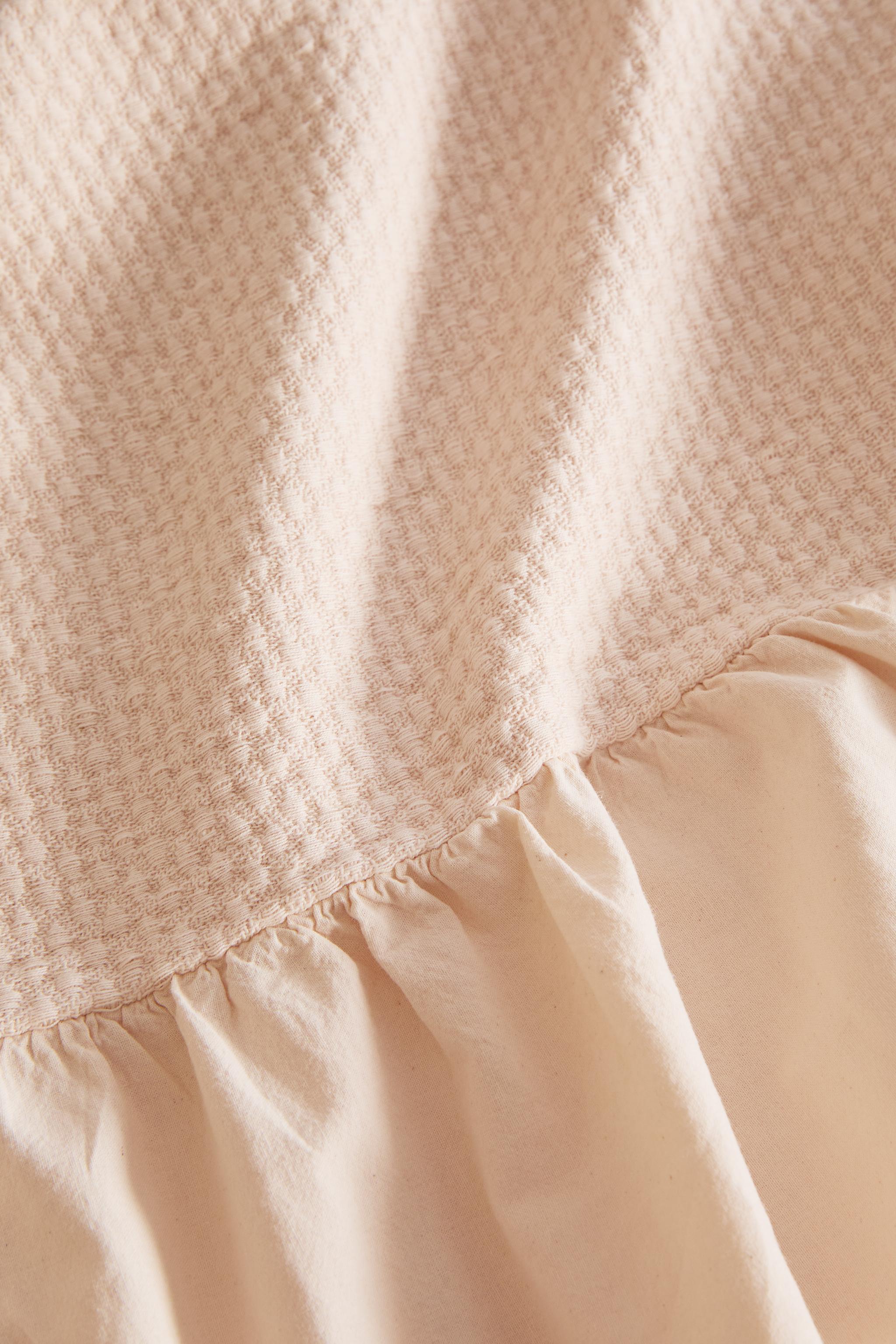 CHILDREN'S BEDSPREAD WITH RUFFLES