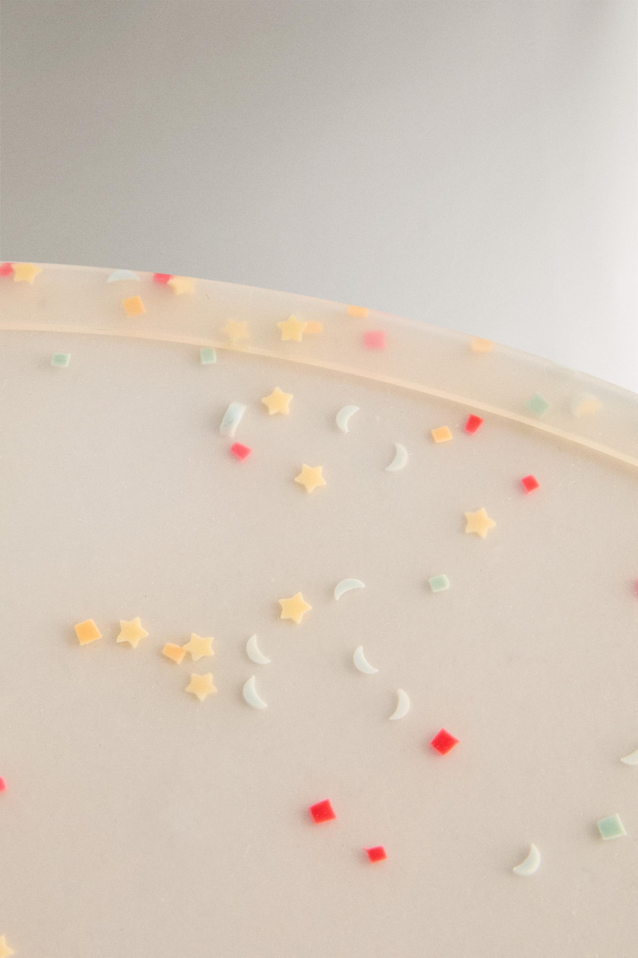 CHILDREN'S SILICONE PLACEMAT WITH CONFETTI DESIGN.