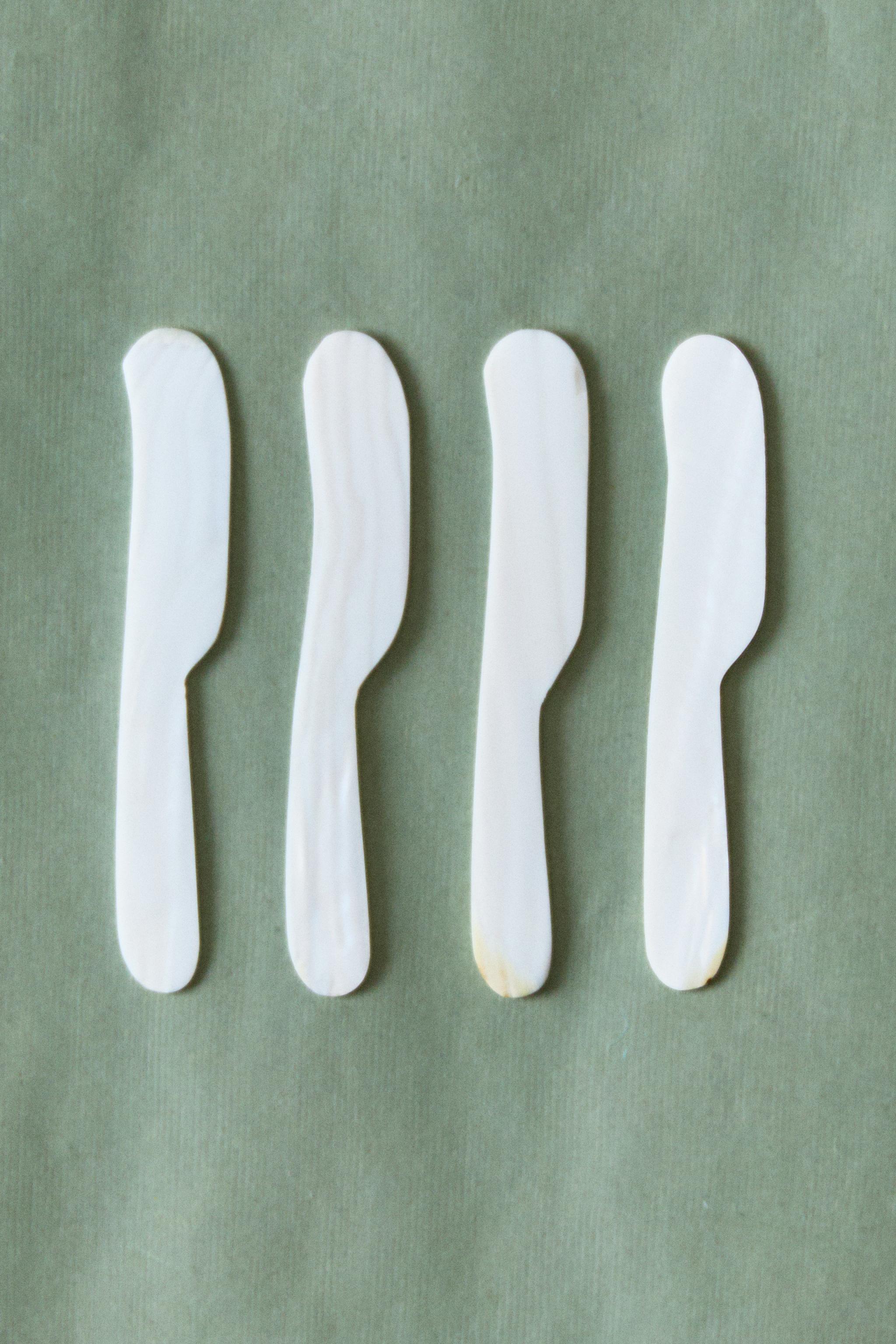 SET OF MOTHER-OF-PEARL BUTTER KNIVES (SET OF 4)