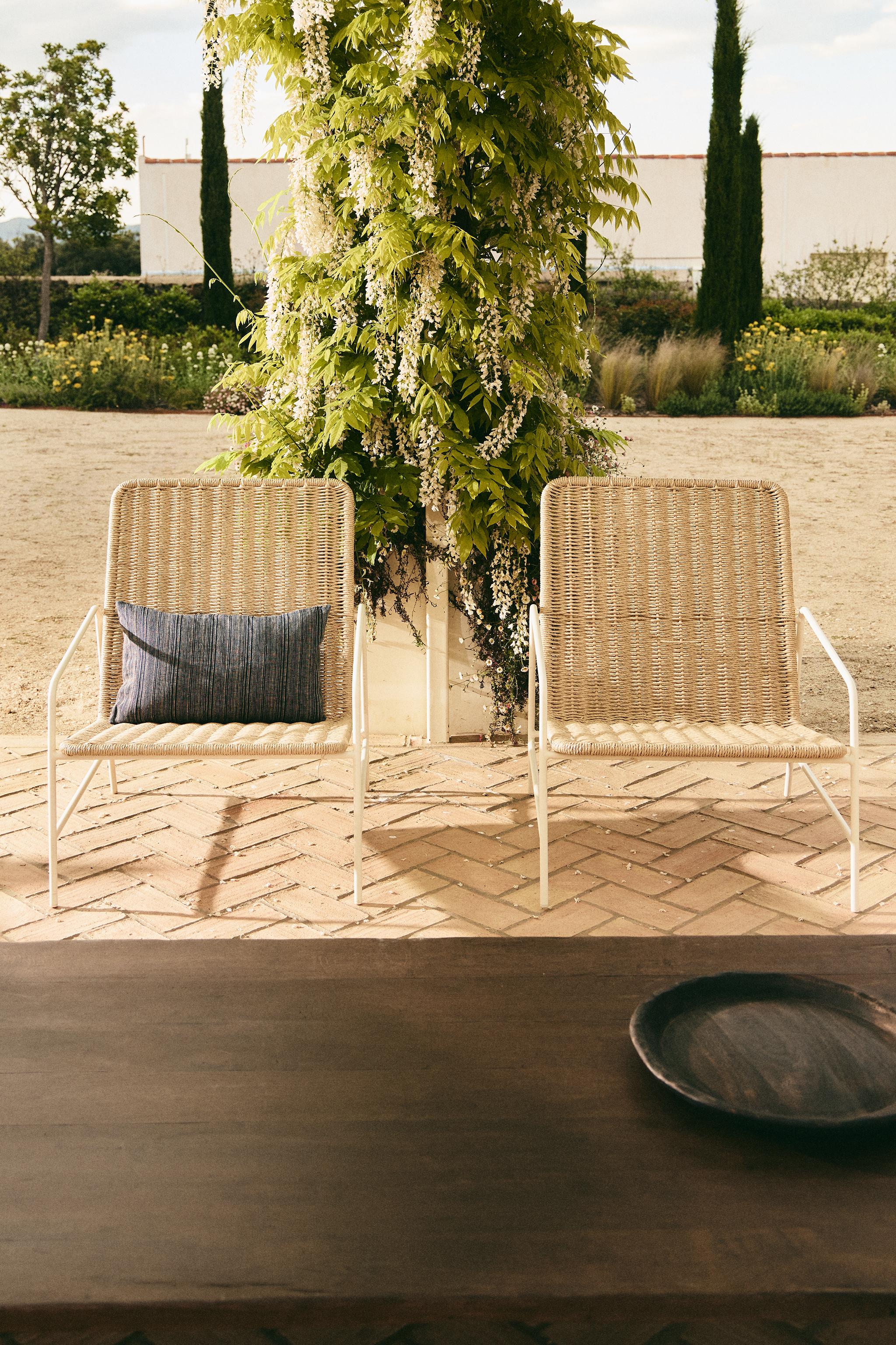 WOVEN OUTDOOR CHAIR WITH METAL FRAME