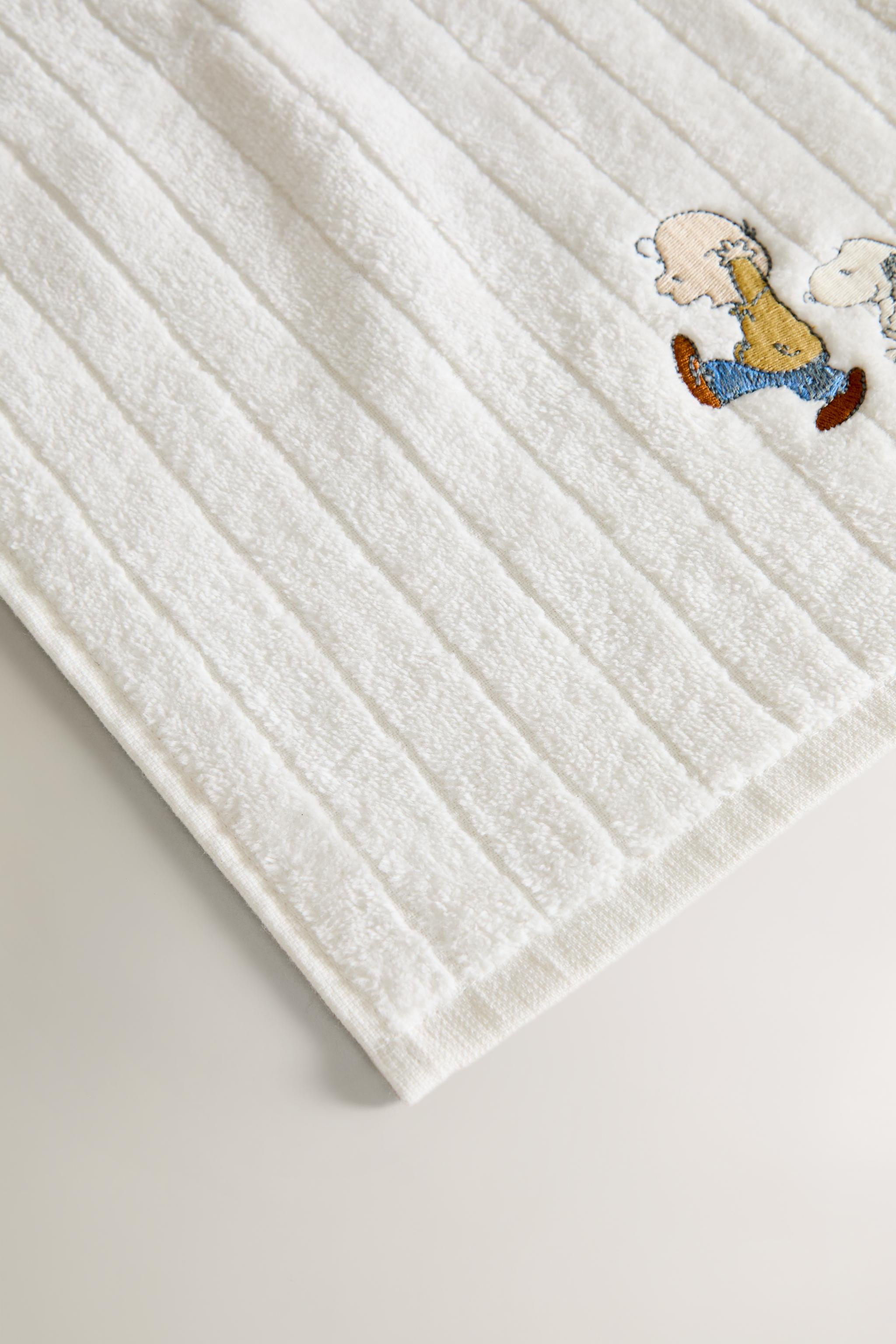 CHILDREN’S VELOUR PEANUTS™ BATH TOWEL