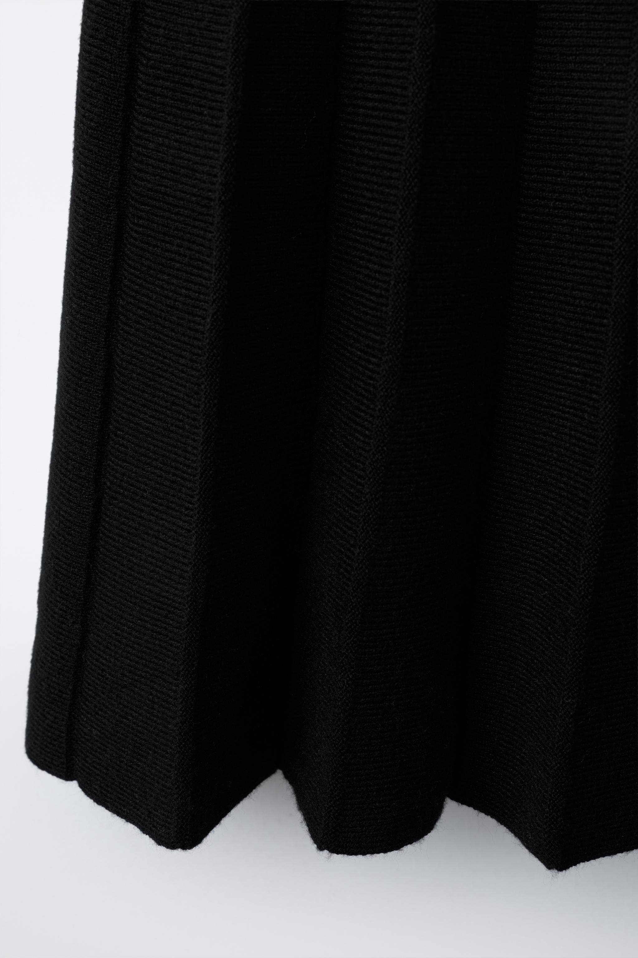 PLEATED KNIT SKIRT