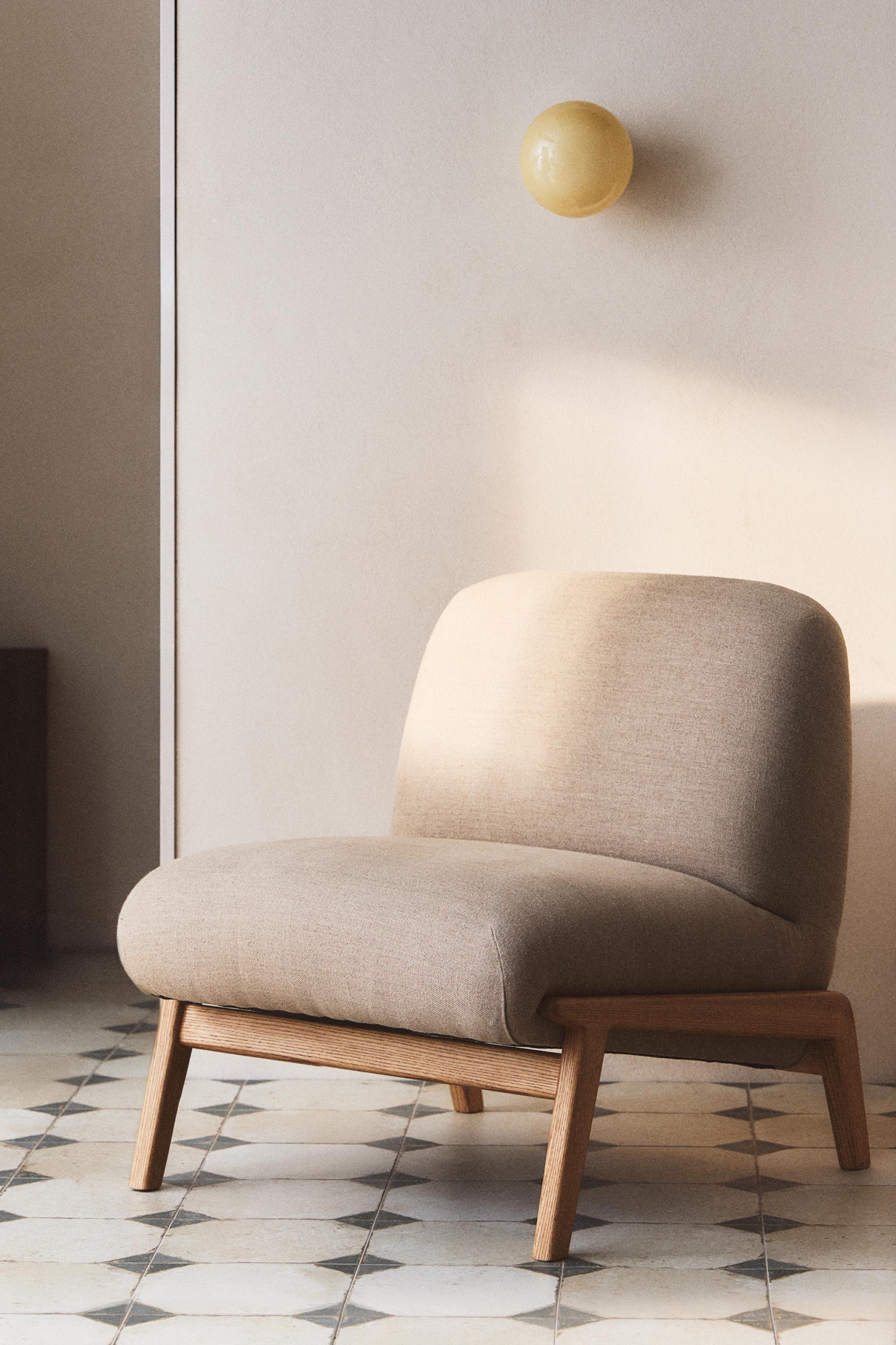 UPHOLSTERED LINEN ACCENT CHAIR