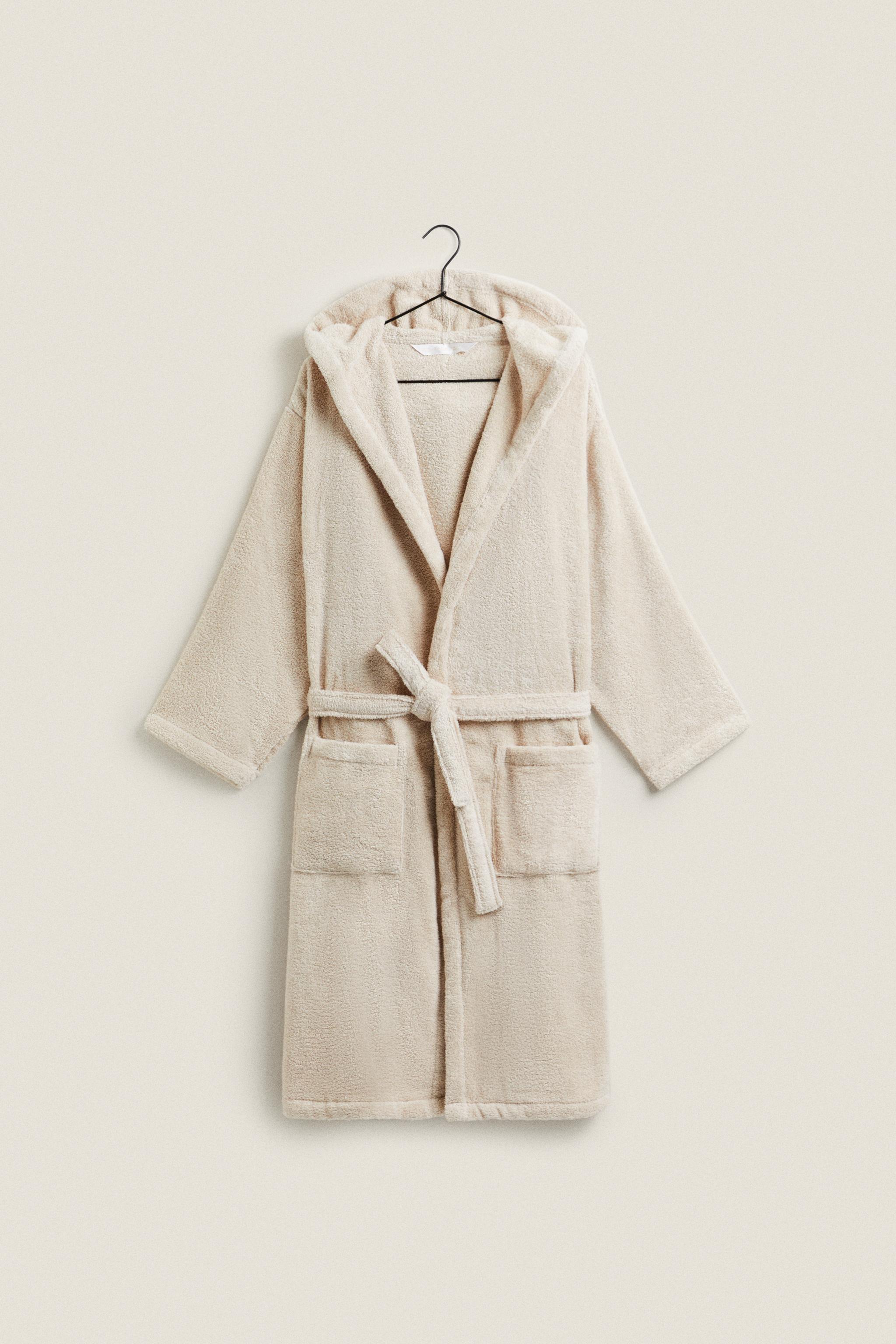 EXTRA SOFT HOODED BATHROBE (380 GXM²)