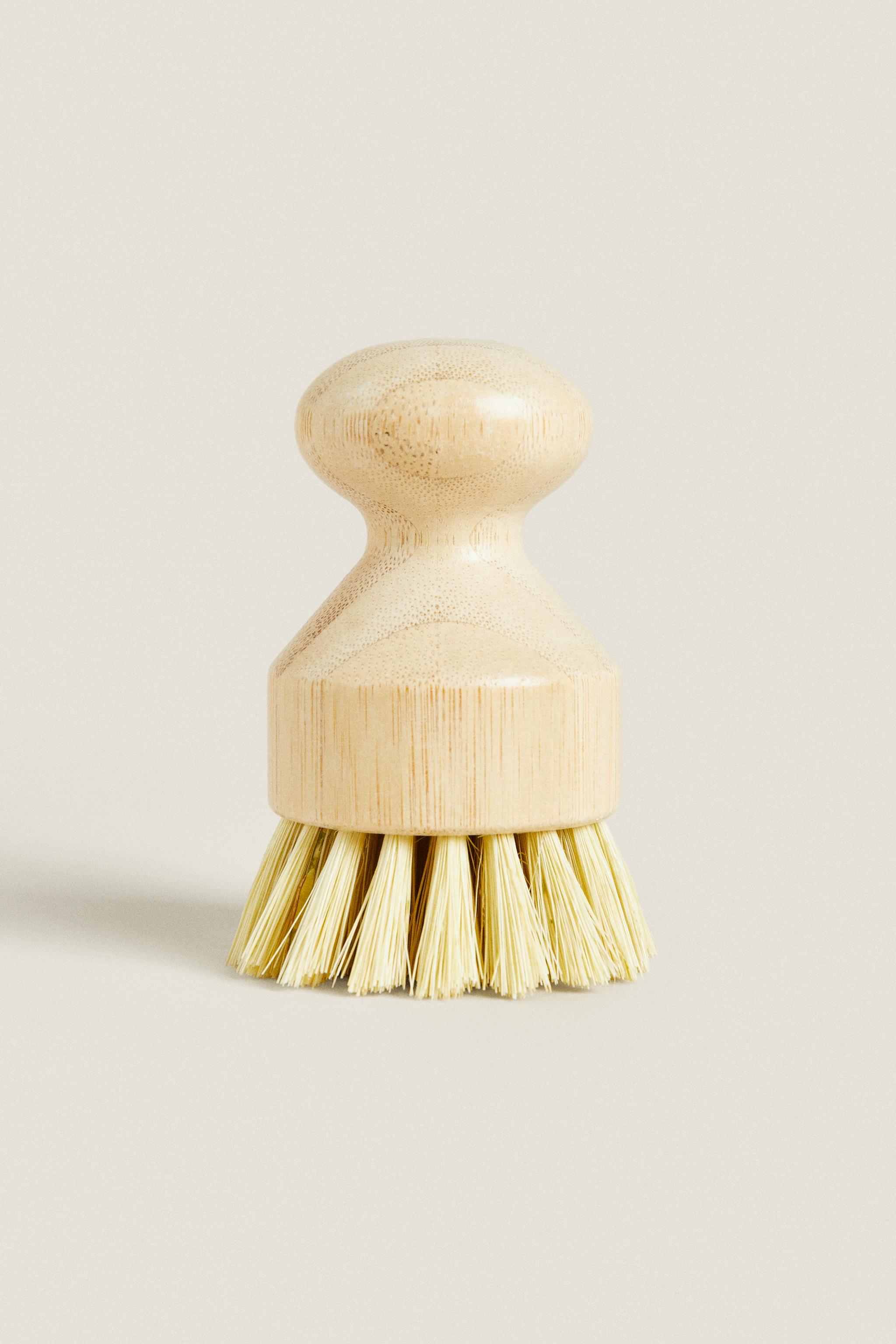 SMALL WOODEN BRUSH