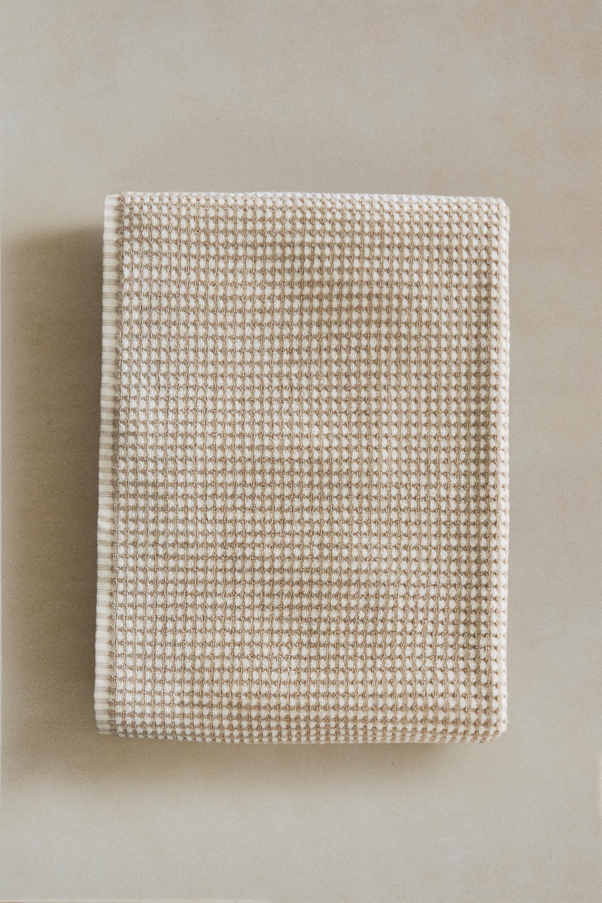 TEXTURED CHECK BATH TOWEL
