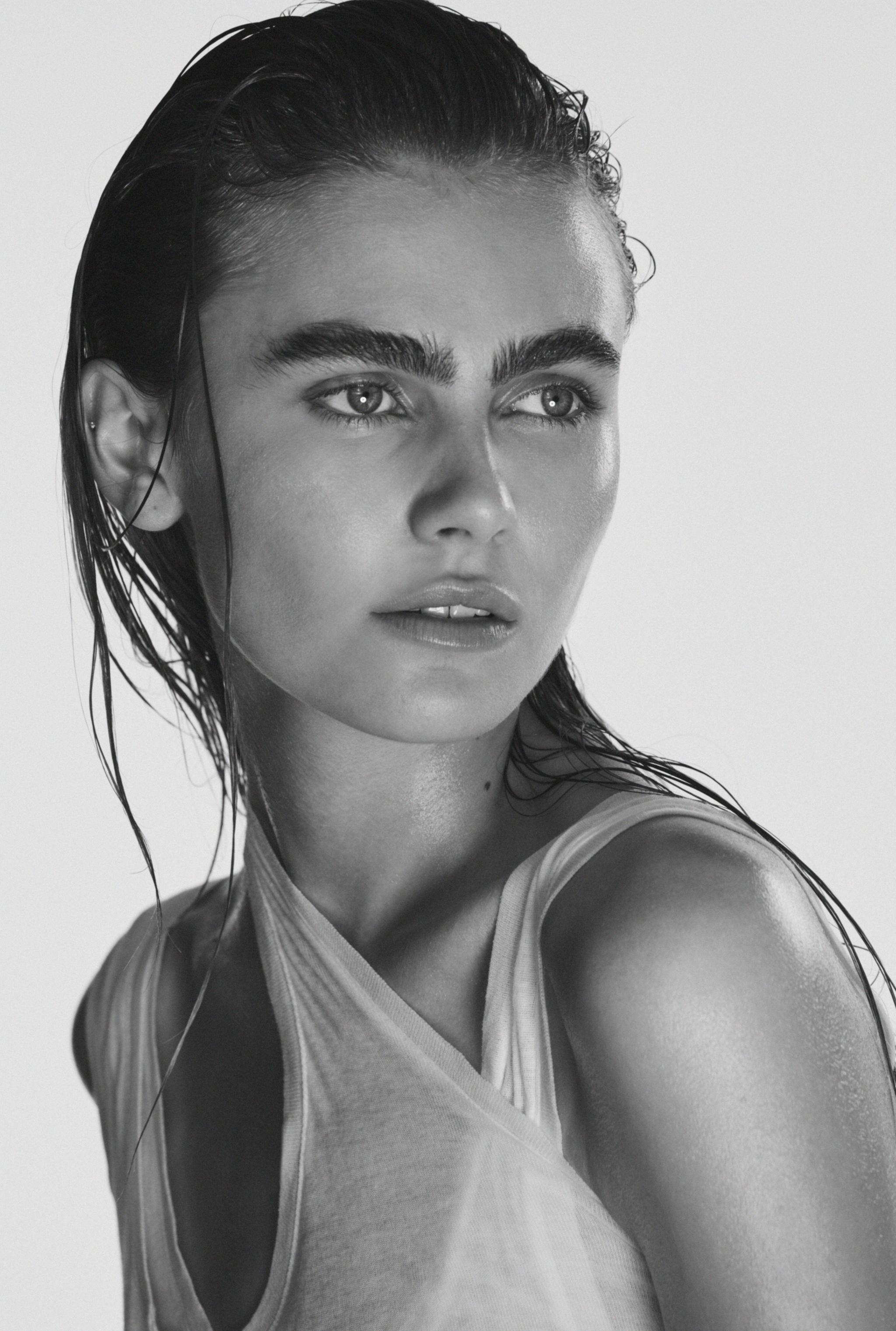 FLORAL FRUITY CRUSH HAIR & BODY MIST 150ML (5.7 FL. OZ).