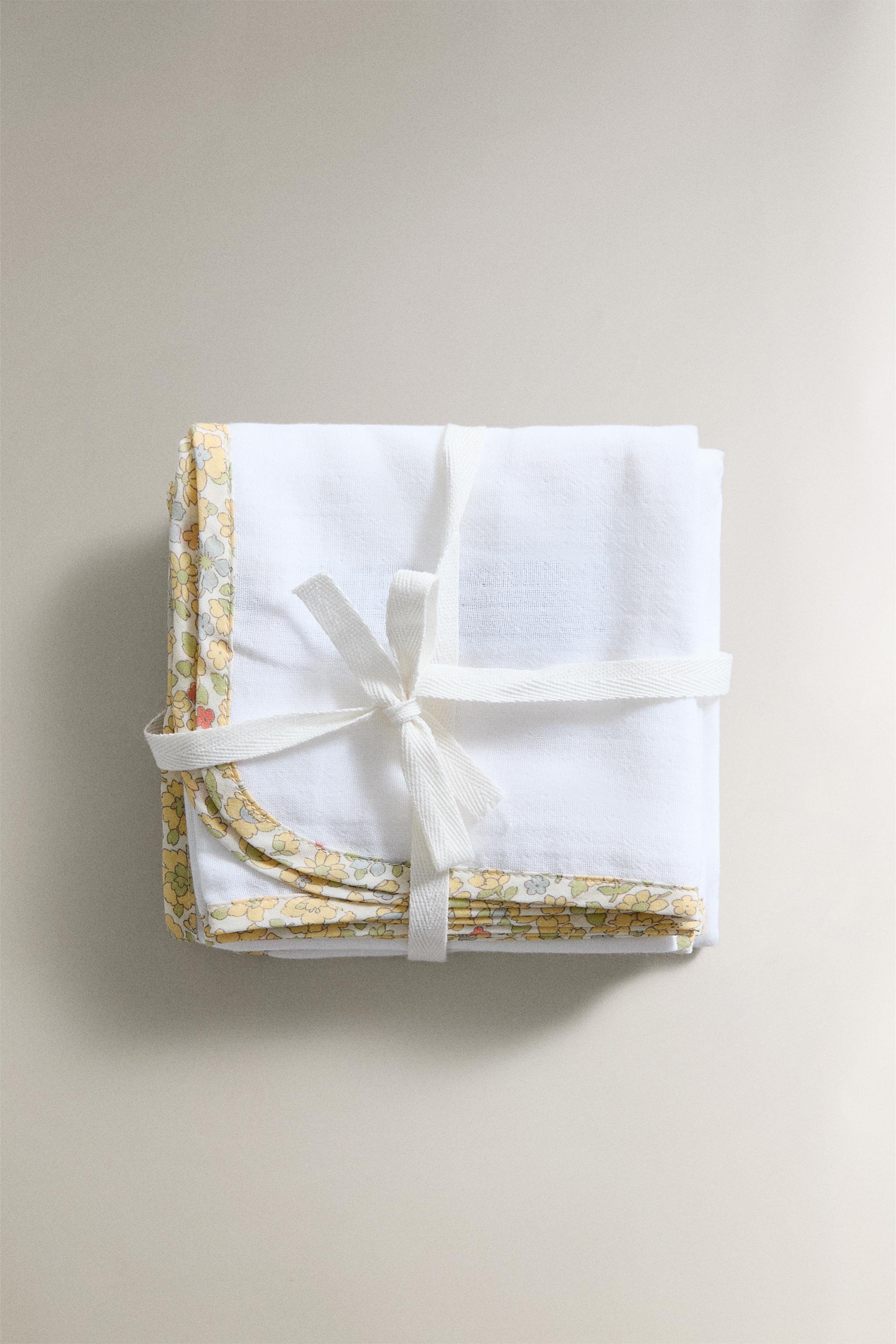 SET OF CHILDREN'S MUSLIN CLOTHS WITH FLORAL PIPING