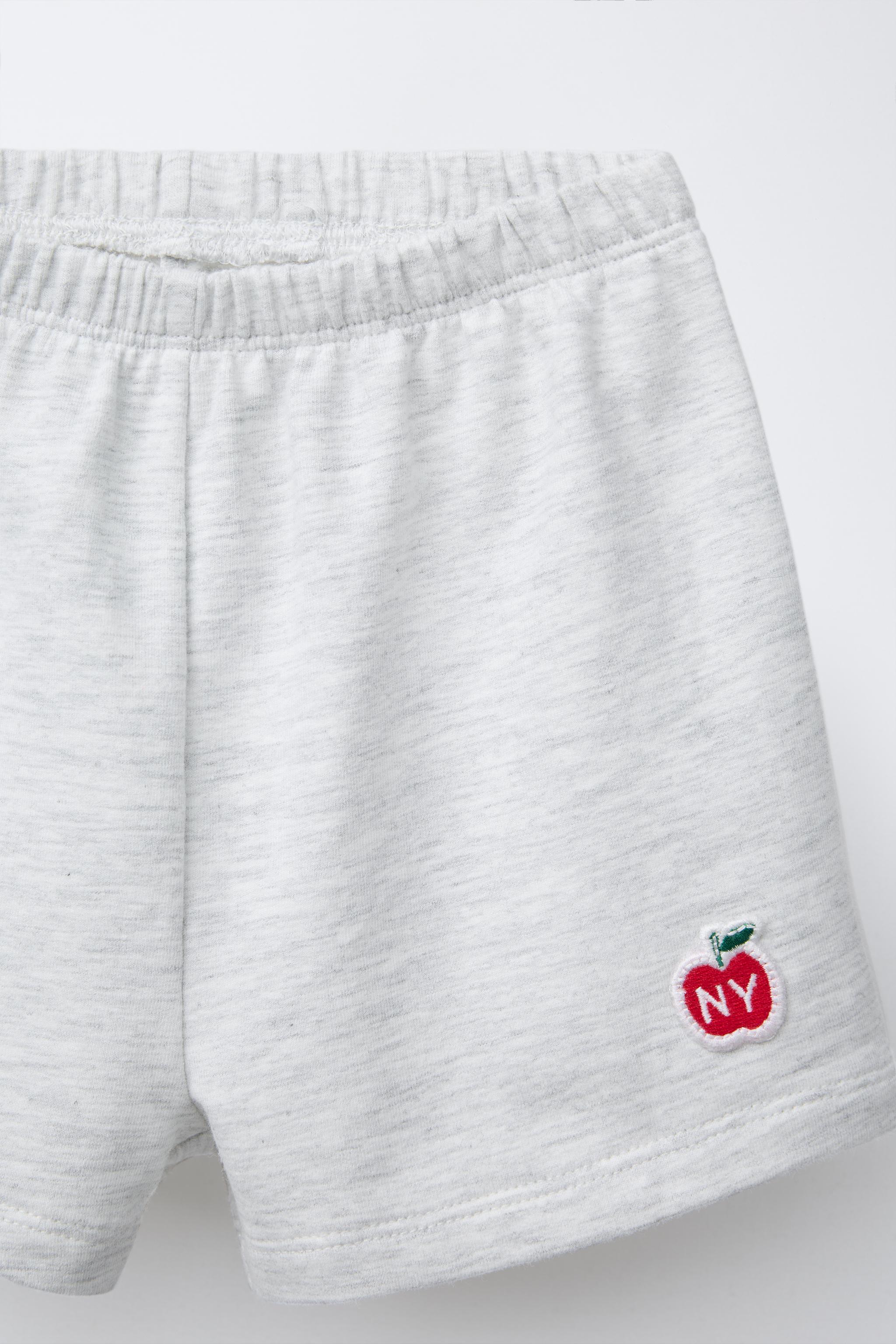 SWEATSHIRT AND BERMUDA SHORTS SET WITH APPLE PATCH