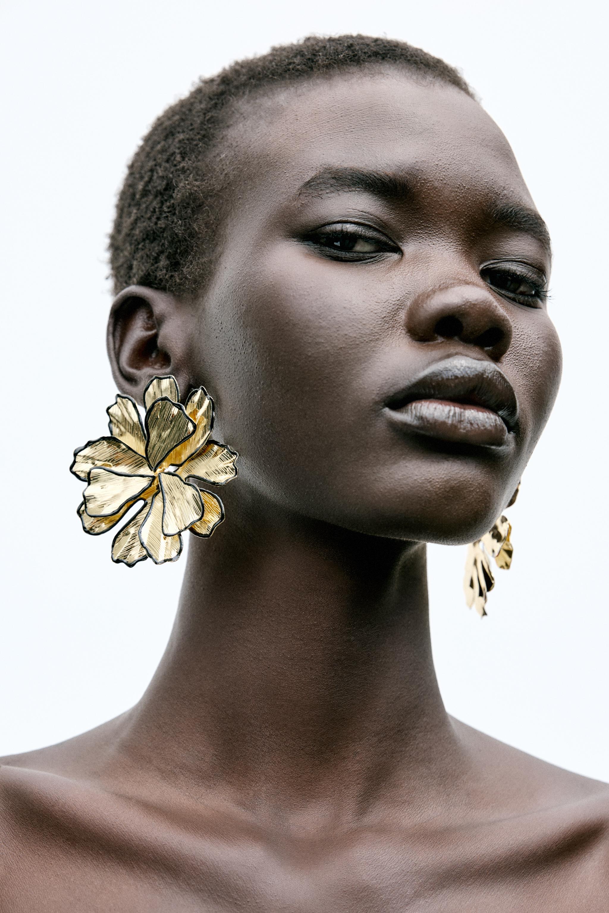 TEXTURED FLOWER EARRINGS