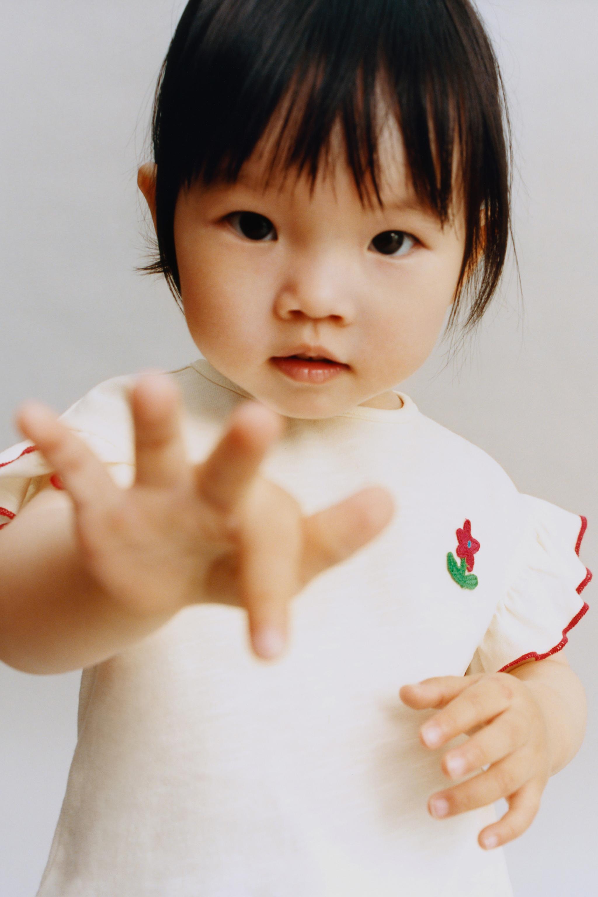 FLOWER APPLIQUÉ T-SHIRT