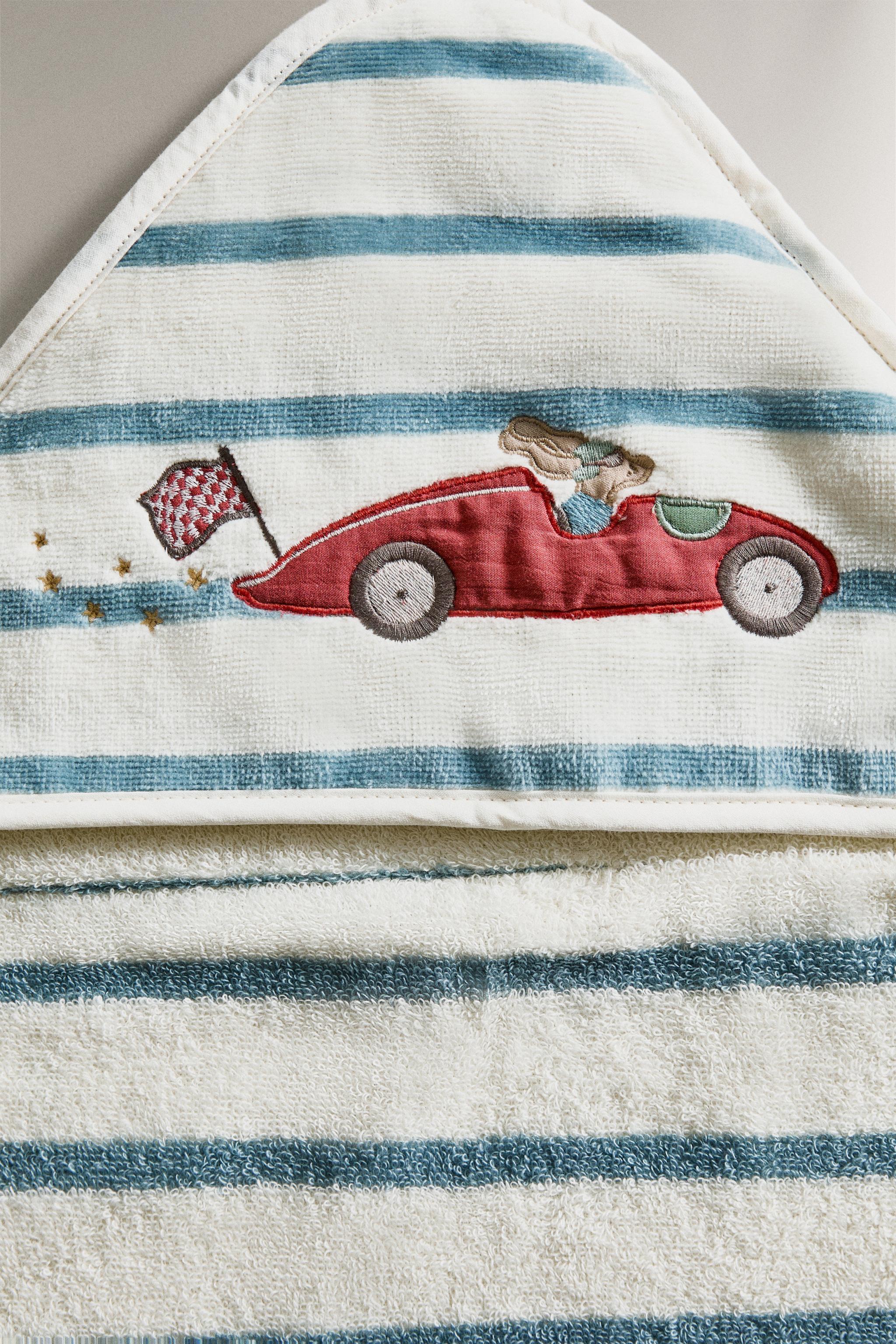 CHILDREN'S RACING DOG HOODED BATH TOWEL