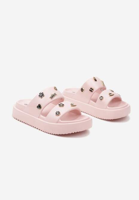 Różowe Klapki na Platformie Ozdobione Metalicznymi Aplikacjami 3D Fanilsa